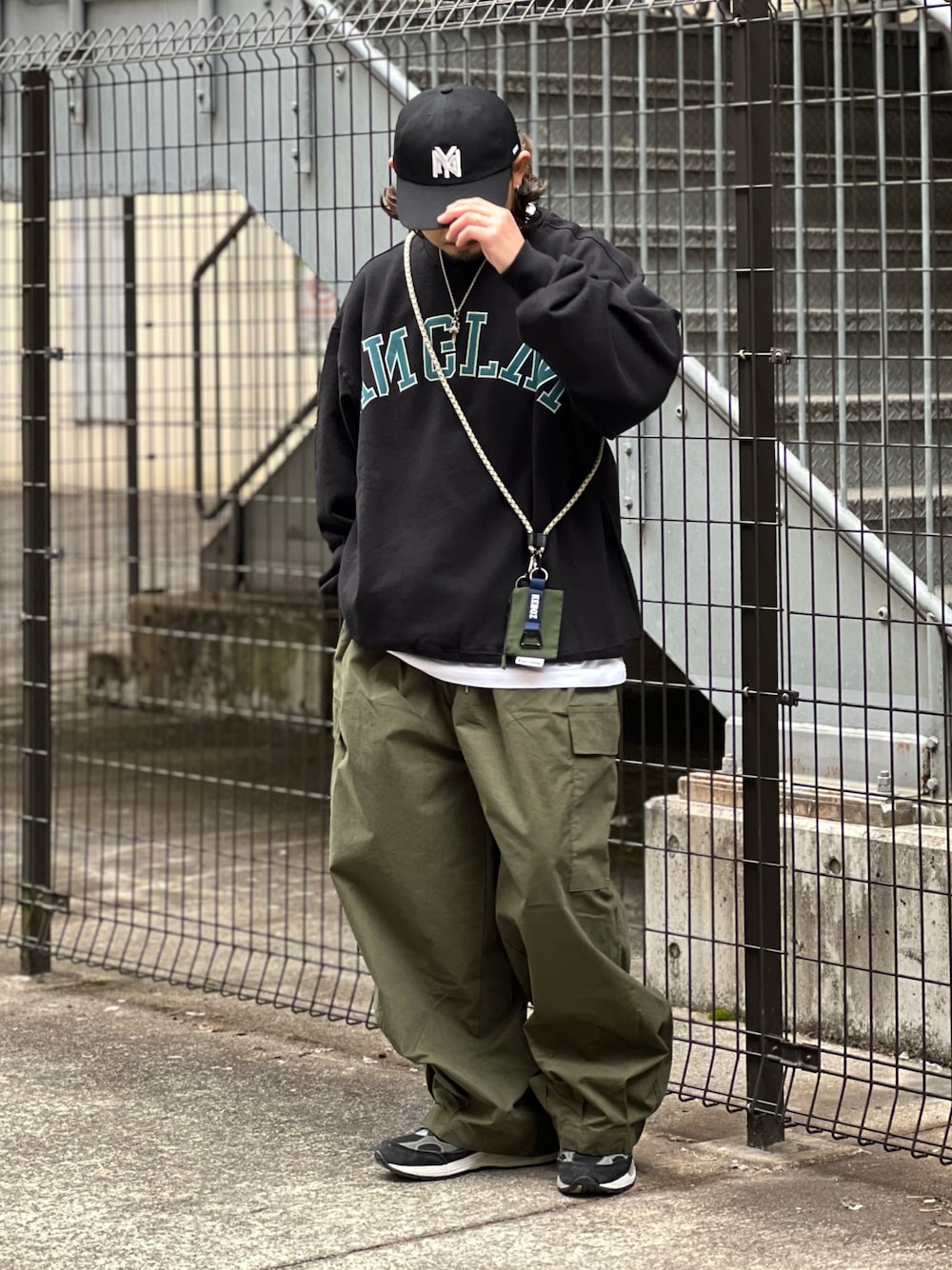 ブラック系のスウェット、グリーン系のその他パンツを着用したメンズの冬コーディネートの1枚目の写真