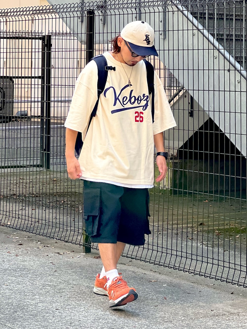 「夏コーデ、ハーフパンツ、ロゴT、keboz、ストリート、キャップ、スニーカーコーデ、ビッグシルエット、ゆるコーデ、白Tシャツ」｜「KEBOZのアイテム（Tシャツ/カットソー、ホワイト系）」を使った、DAIGOさん（メンズ・166cm）の夏コーディネートの1枚目の写真