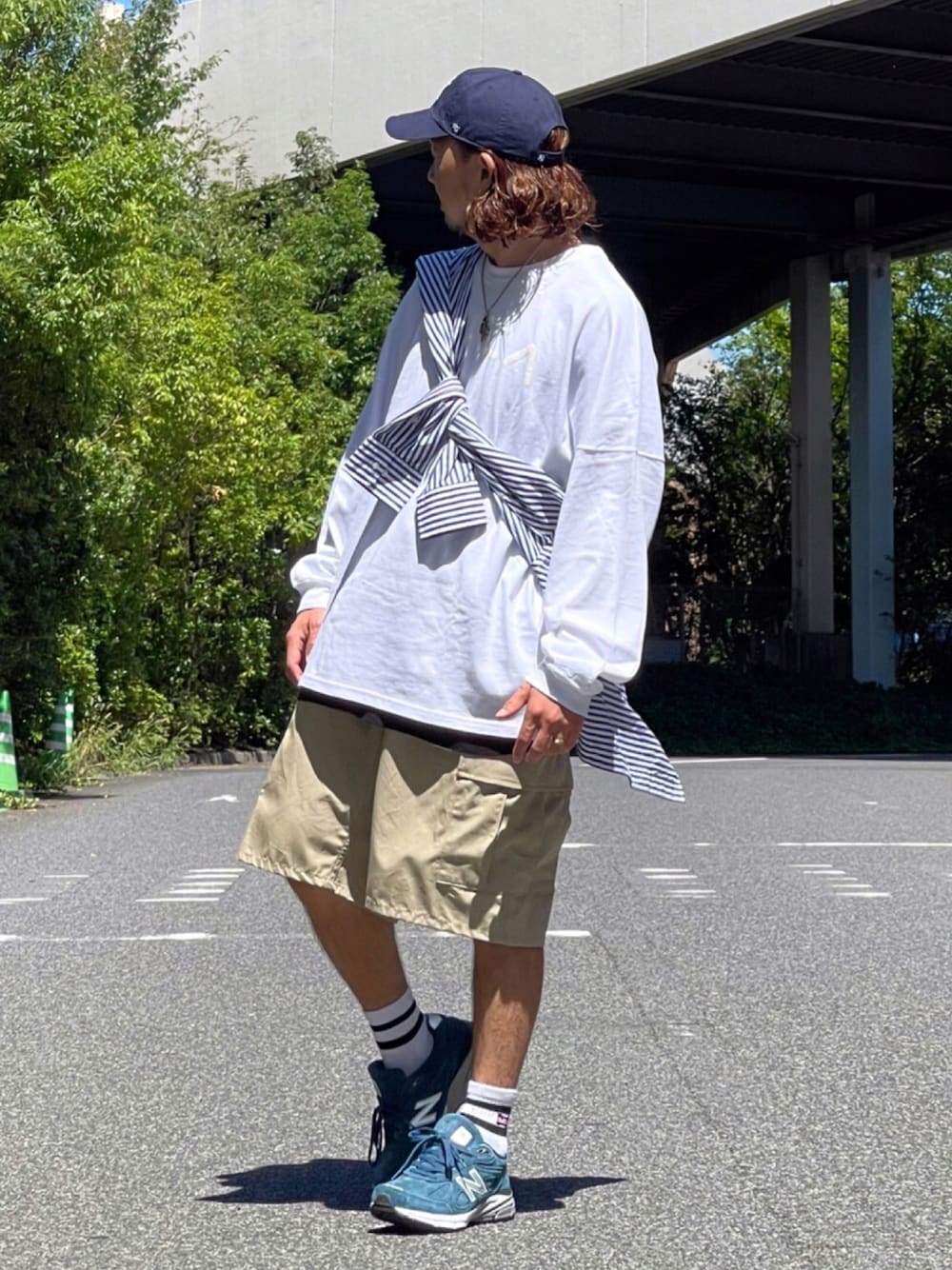 ブルー系のスニーカー、ベージュ系のカーゴパンツ、ブルー系のシャツ/ブラウスを着用したメンズの夏コーディネートの1枚目の写真