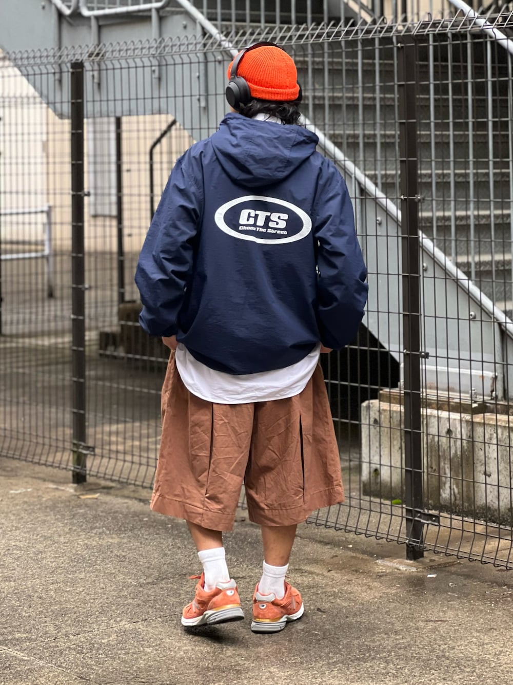 「ストリート、ビッグシルエット、レイヤードスタイル、春コーデ、春服みてみて、スニーカー、ハーフパンツ、休日スタイル、韓国ファッション、ベージュ」｜「CHOOSEのアイテム（マウンテンパーカー、ブルー系）」を使った、DAIGOさん（骨格ナチュラル・メンズ・166cm）の春コーディネートの1枚目の写真