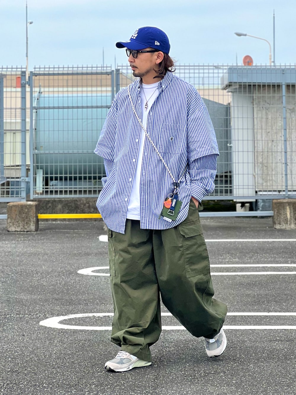 その他のシャツ/ブラウス、グレー系のスニーカー、グリーン系のその他パンツを着用したメンズの春コーディネートの1枚目の写真