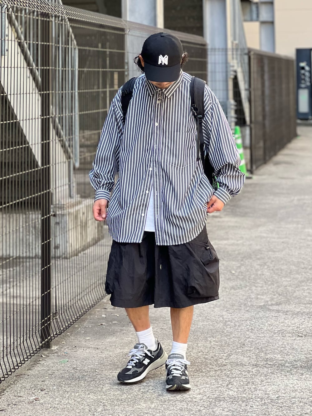 「春コーデ、シャツスタイル、ストライプシャツ、ビッグシルエット、ハーフパンツ、きれいめカジュアル、キャップ、スニーカー、休日スタイル」｜「JACKROSEのJE-リラックス-BIG.LSシャツ（シャツ/ブラウス、ブラック系）」を使った、DAIGOさん（骨格ナチュラル・メンズ・166cm）の春コーディネートの1枚目の写真