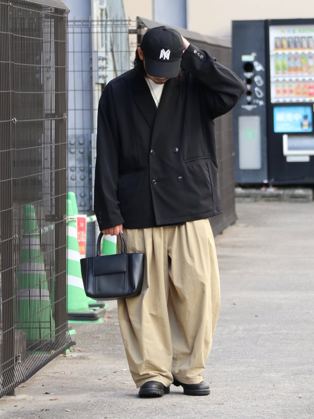 「PR、秋服まるっと大公開、ジャケット、きれいめカジュアル、ワイドパンツ、ベージュ、お出かけコーデ、休日スタイル、ブーツ、秋コーデ、シンプルコーデ、大人カジュアル、ビッグシルエット、テーラードジャケット」｜「DEVICEの【インフルエンサーchika×DEVICE コラボ】Rename ボートシェイプ 2WAY ミニトートバッグ（トートバッグ、ブラック系）」を使った、DAIGOさん（骨格ナチュラル・メンズ・166cm）の秋コーディネートの1枚目の写真