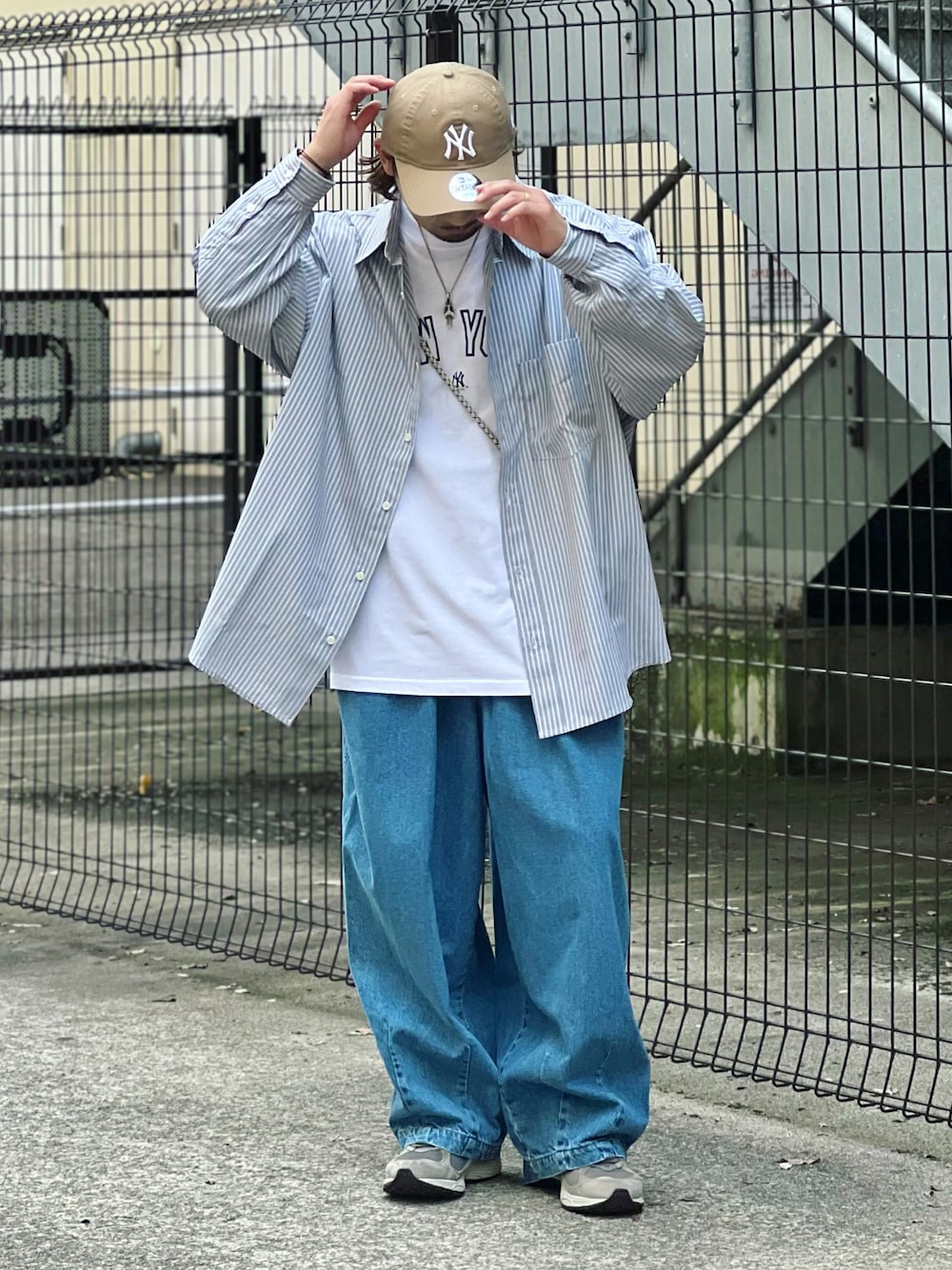 ブラック系のシャツ/ブラウス、ホワイト系のTシャツ/カットソー、ブルー系のデニムパンツを着用したメンズの夏コーディネートの1枚目の写真