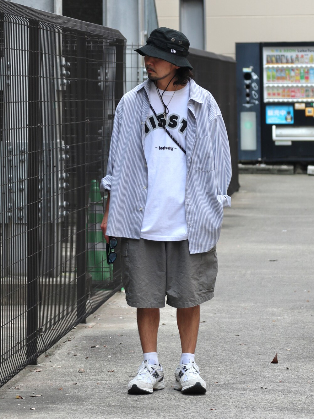 ホワイト系のTシャツ/カットソー、ブラック系のシャツ/ブラウス、グレー系のその他パンツを着用したメンズの夏コーディネートの1枚目の写真
