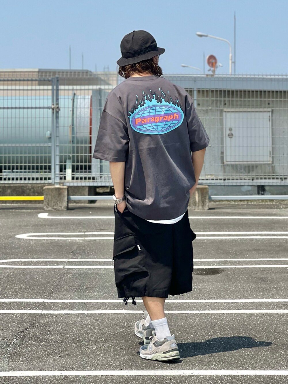 「バケットハット、夏コーデ、ゆるコーデ、Tシャツ、ハーフパンツ、休日スタイル、Paragraph、プリントT、ロゴT、レイヤードスタイル、シンプルコーデ、ストリート、古着MIX、スニーカーコーデ」｜「ParagraphのPRGRP.42-SSTEE（Tシャツ/カットソー、グレー系）」を使った、DAIGOさん（メンズ・166cm）の春コーディネートの1枚目の写真