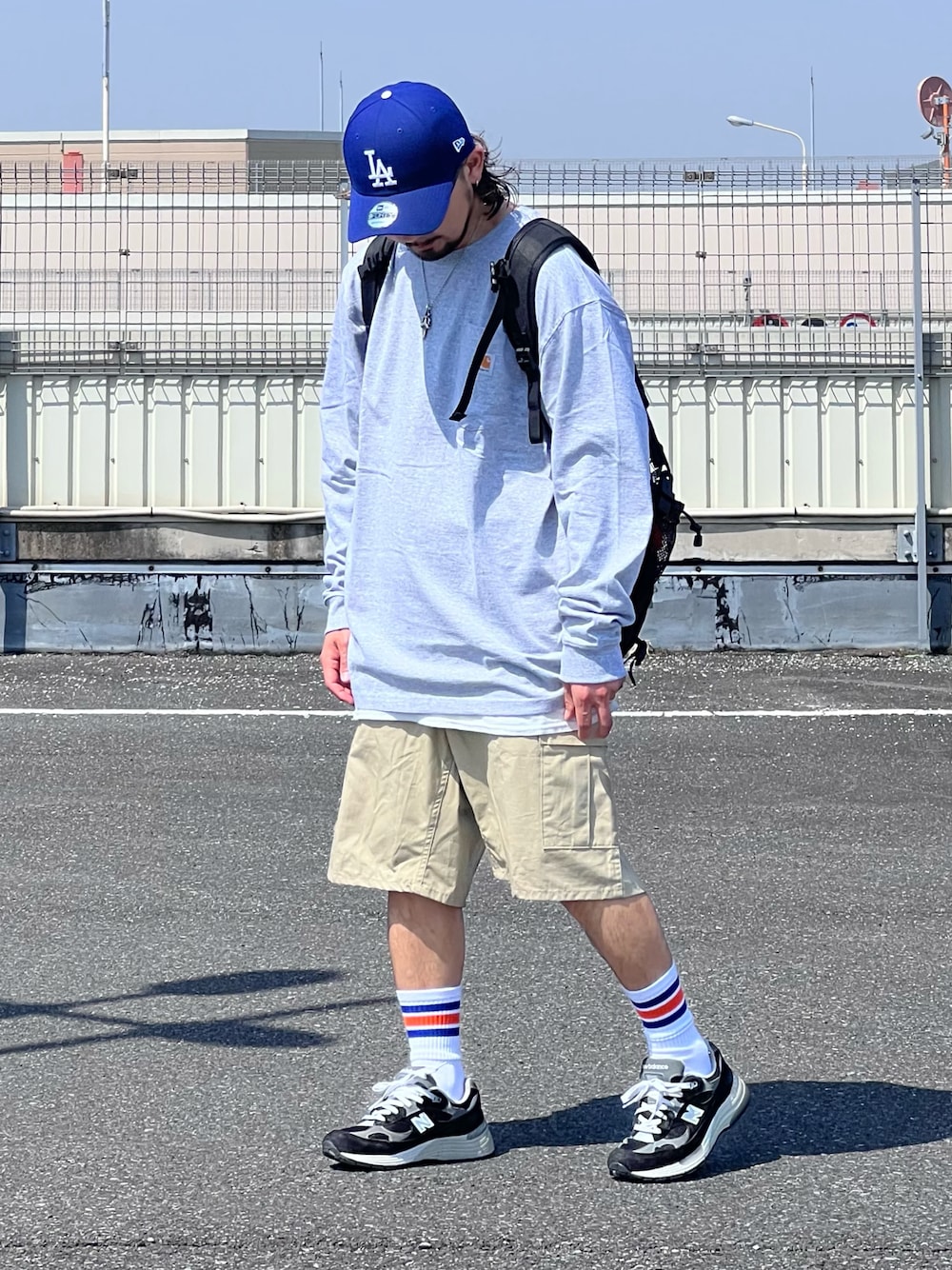 グレー系のTシャツ/カットソー、ベージュ系のカーゴパンツ、その他のソックス/靴下を着用したメンズの春コーディネートの1枚目の写真