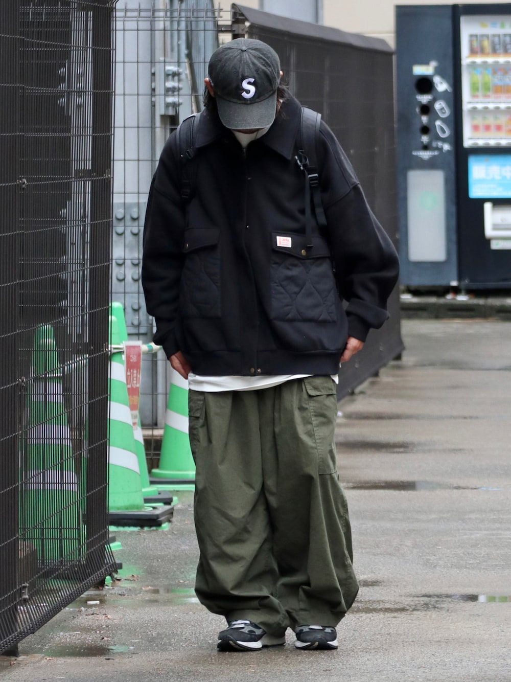 ブラック系のブルゾン、グリーン系のその他パンツを着用したメンズの秋コーディネートの1枚目の写真