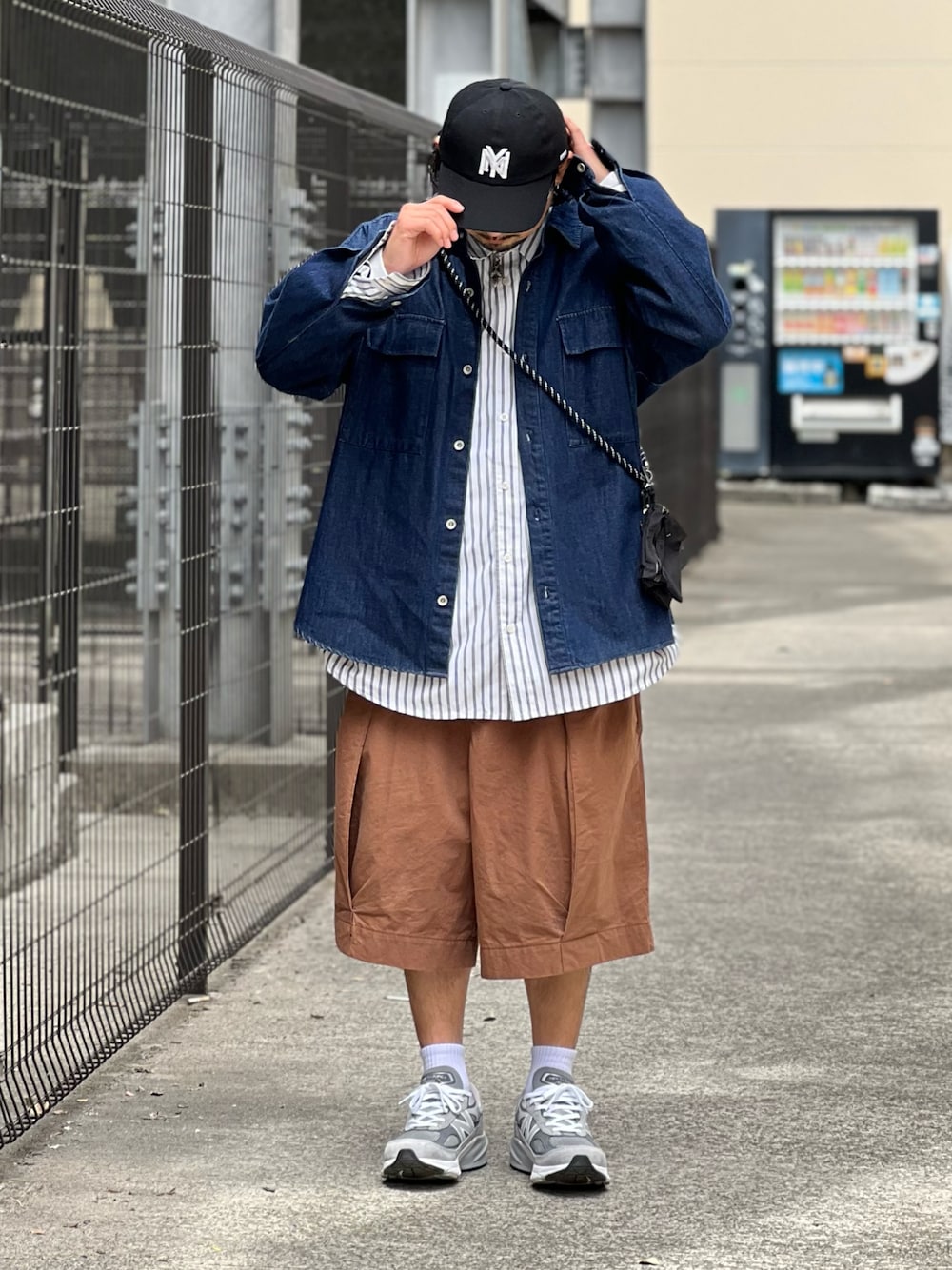 「シャツスタイル、ハーフパンツ、キャップ、レイヤードスタイル、休日スタイル、大人カジュアル、きれいめカジュアル、スニーカー、春夏コーデ、厚底シューズ、ビッグシルエット」｜「JACKROSEのJE-リラックス-BIG.LSシャツ（シャツ/ブラウス、ホワイト系）」を使った、DAIGOさん（骨格ナチュラル・メンズ・166cm）の春コーディネートの1枚目の写真