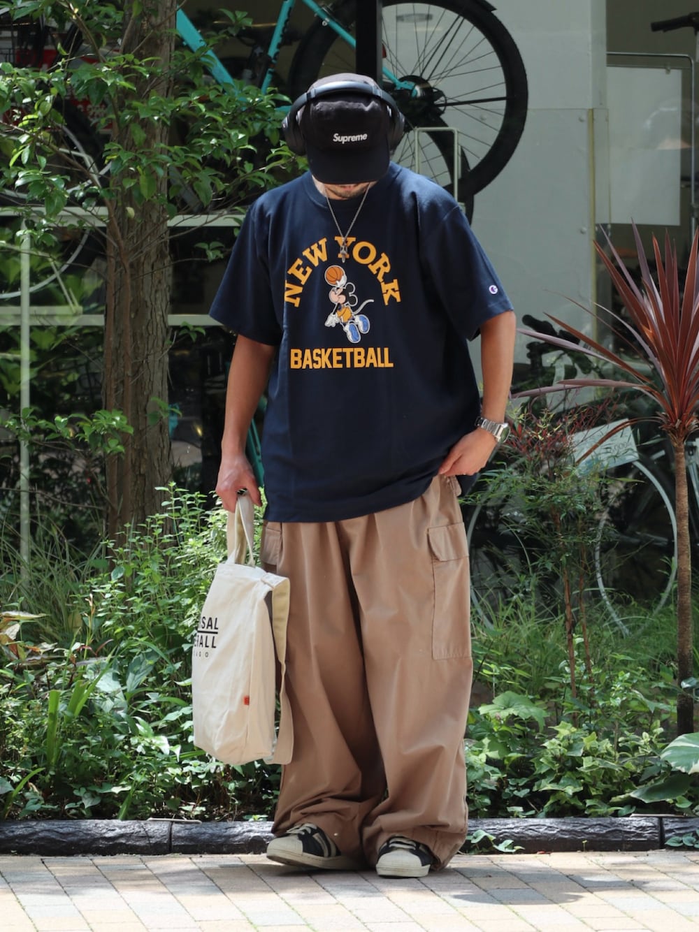 「さらっと晴れやかスナップ、夏コーデ、カーゴパンツ、キャップ、シンプルコーデ、Tシャツ、トートバッグ、スニーカー、大人カジュアル、Champion、リバースウィーブ、ストリート、テーマパークコーデ」｜「ChampionのCH-REVERSE WEAVE SS-TEE【ミッキー】（Tシャツ/カットソー、その他）」を使った、DAIGOさん（骨格ナチュラル・メンズ・166cm）の夏コーディネートの1枚目の写真