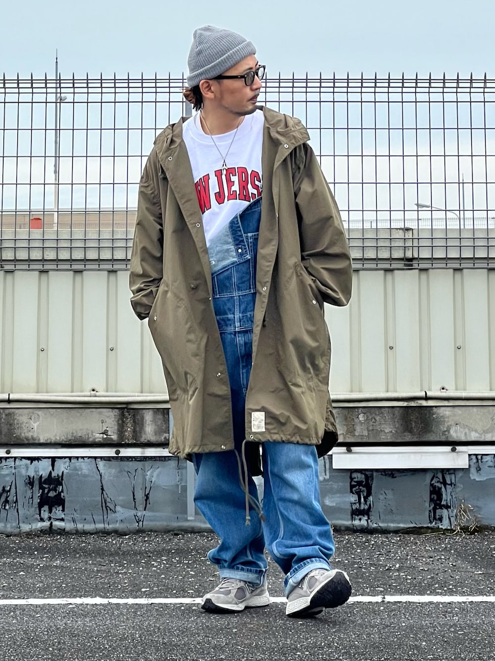 「モッズコート、ビッグシルエット、アメカジ、ニット帽、New Balance、オーバーオール、ストリート、ロンT、大人カジュアル、ミリタリージャケット、休日スタイル、古着MIX、ストリートMIX、ミリタリーコーデ」｜「JACKROSEのJE-OVERALLS（サロペット/オーバーオール、ブルー系）」を使った、DAIGOさん（メンズ・166cm）の秋コーディネートの1枚目の写真