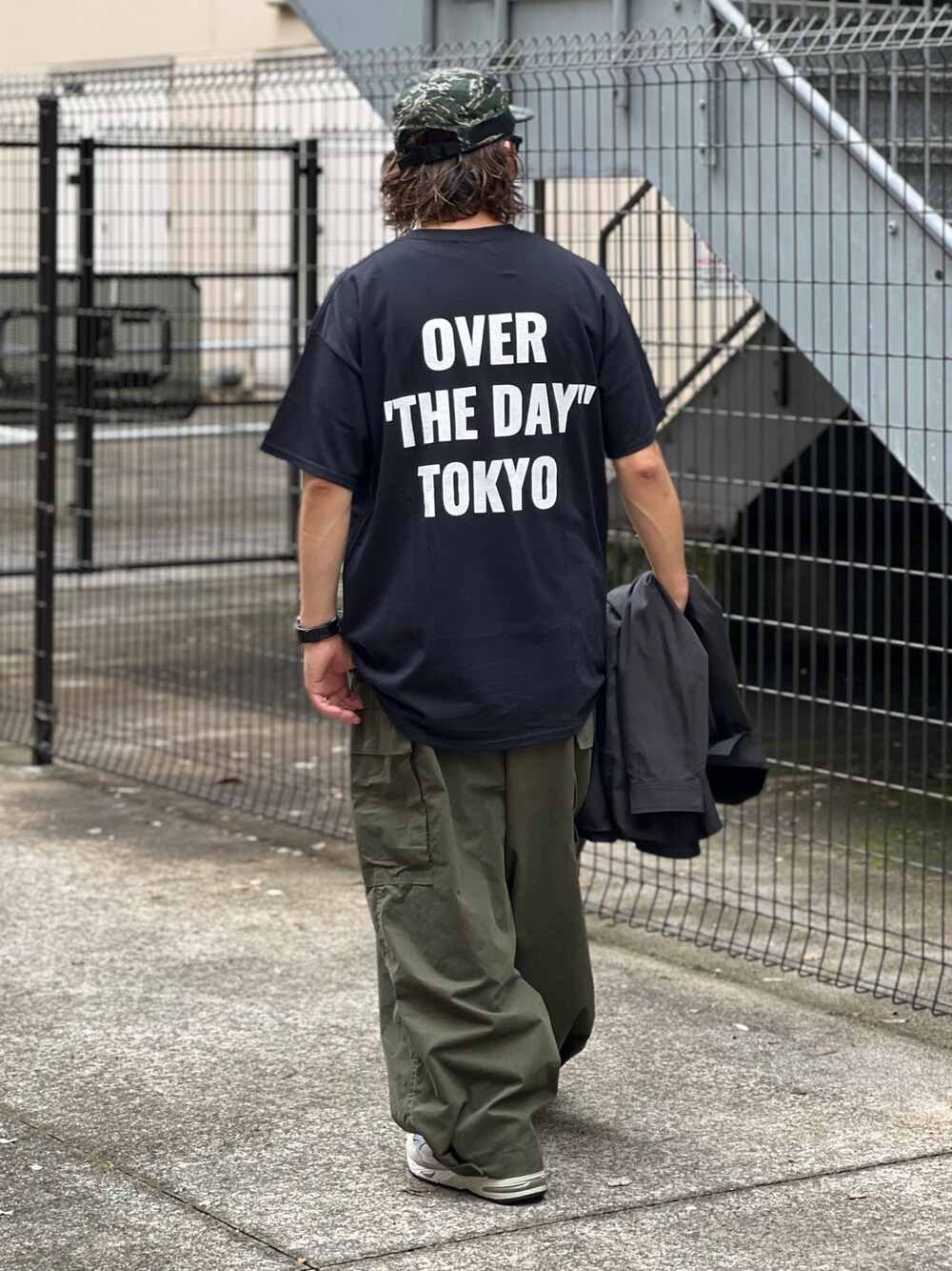ブラック系のTシャツ/カットソー、グリーン系のその他パンツ、その他のキャップを着用したメンズの夏コーディネートの1枚目の写真