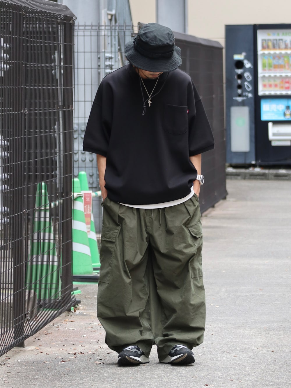 「アツいコーデ全部見せ、カーゴパンツ、アウトドアスタイル、大人カジュアル、ビッグシルエット、バケットハット、夏コーデ、休日コーデ、ポロシャツ」｜「ANGLANのアイテム（ポロシャツ、ブラック系）」を使った、DAIGOさん（骨格ナチュラル・メンズ・166cm）の夏コーディネートの1枚目の写真