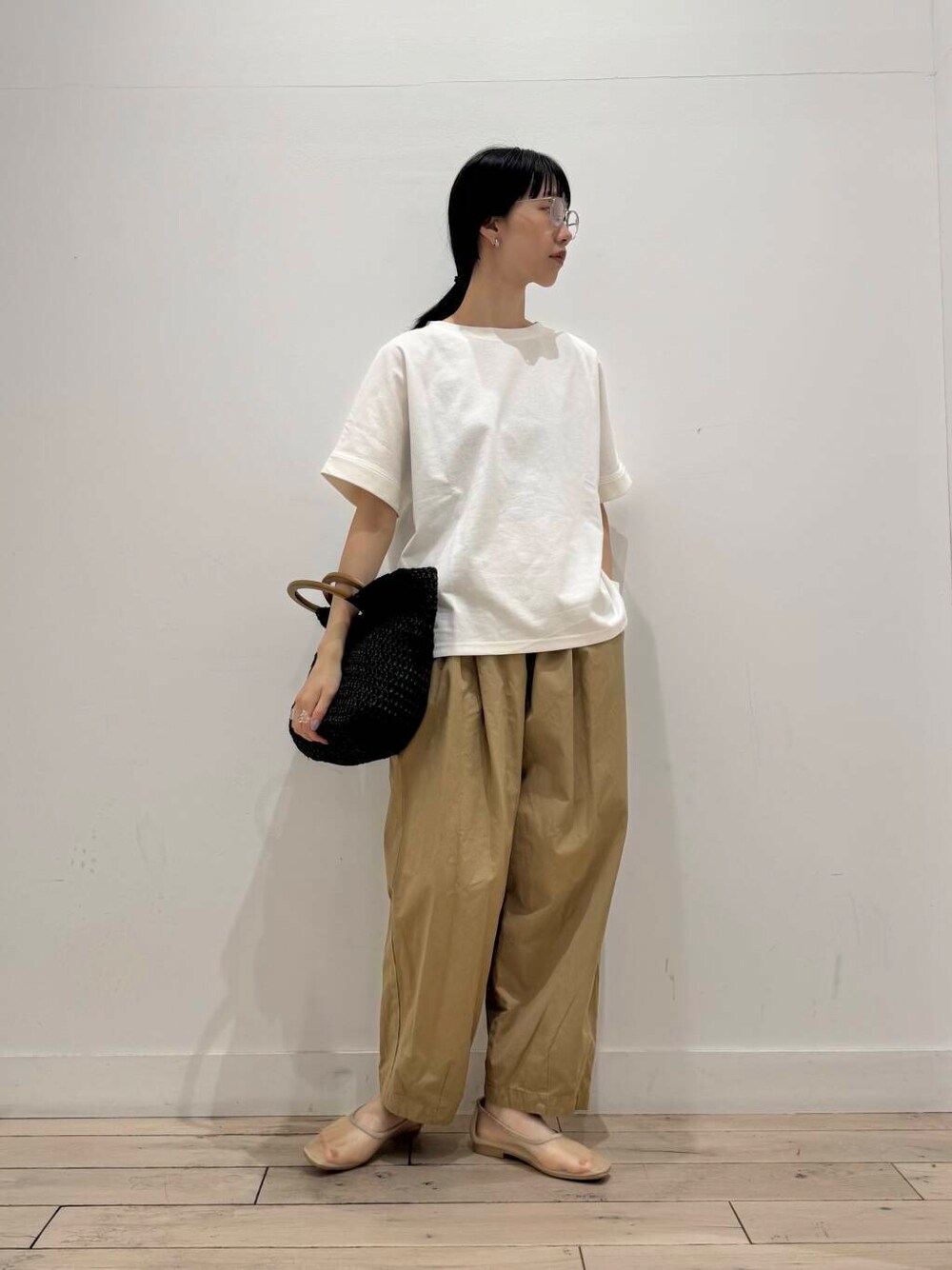 「Tシャツ、イージーパンツ、ママコーデ、RODESKO、SMELLY、クロップドパンツ、doors、低身長コーデ、URTECH、30代、ブルベ夏、骨格ナチュラル、ペーパーバッグ、シアーパンプス、洒落見えカットソーコーデ」｜「RODE SKOのウッドハンドルペーパーバッグ（トートバッグ、ブラック系）」を使った、くどうさん（レディース・157cm）の夏コーディネートの1枚目の写真