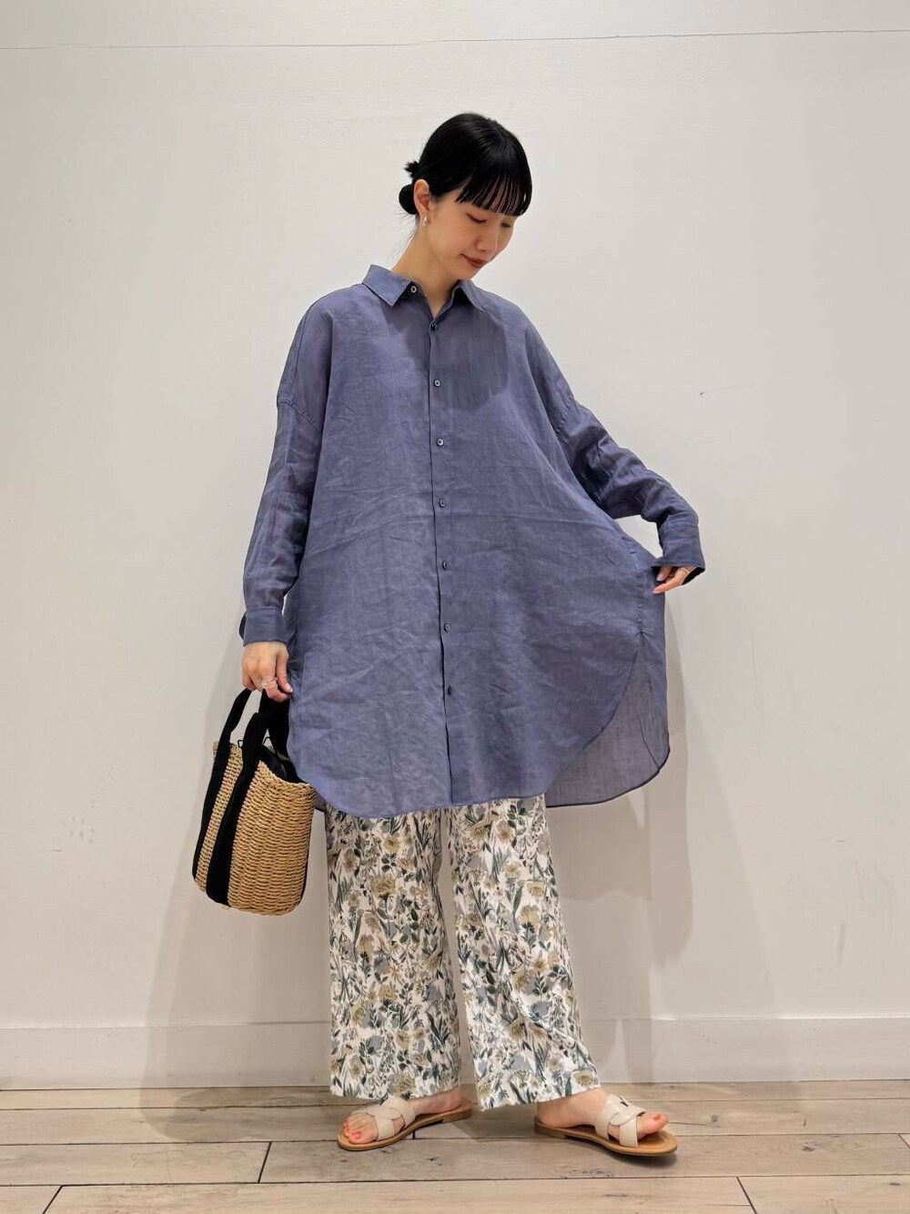 「大人カジュアル、イージーパンツ、ママコーデ、シンプルコーデ、サンダル、RODESKO、フラワープリント、doors、低身長コーデ、30代、ブルベ夏、骨格ナチュラル、ビッグシャツ、カゴバッグ、ナチュラル×ブルベ夏」｜「RODE SKOのナチュラルカゴバッグ（ハンドバッグ、ベージュ系）」を使った、くどうさん（レディース・157cm）の春コーディネートの1枚目の写真