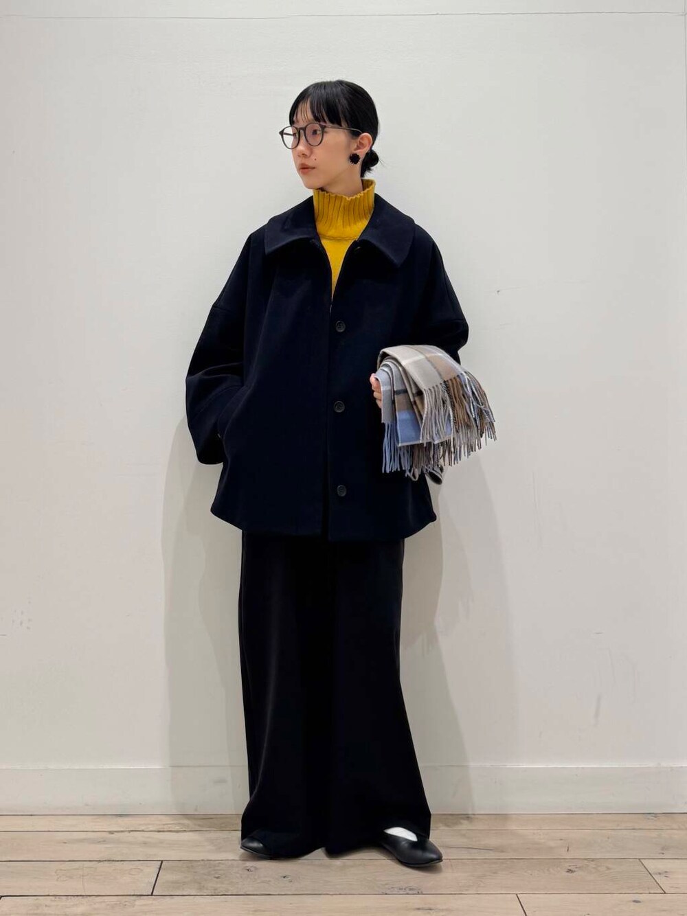 ブラック系のパンプス、ブルー系のその他アウター、ブラック系のサロペット/オーバーオールを着用したレディースの冬コーディネートの1枚目の写真