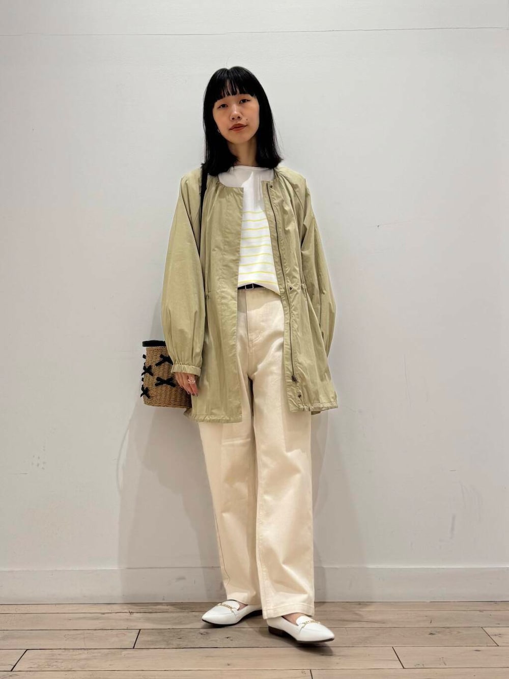 「大人カジュアル、デニム、ママコーデ、ローファー、ショルダーバッグ、シンプルコーデ、ボーダー、ノーカラー、ベルト、RODESKO、ブルゾン、doors、低身長コーデ、30代、リボン」｜「URBAN RESEARCH DOORSのデニムワイドパンツ（デニムパンツ、ベージュ系）」を使った、くどうさん（レディース・157cm）の春コーディネートの1枚目の写真