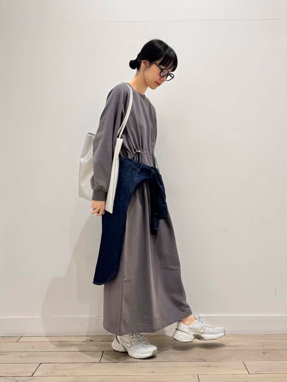 シルバー系のスニーカー、ブルー系のシャツ/ブラウス、シルバー系のトートバッグを着用したレディースの春コーディネートの1枚目の写真