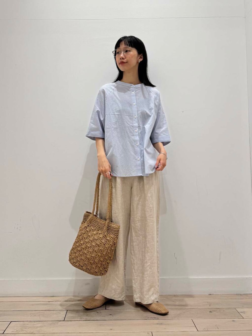 「イージーパンツ、ママコーデ、ブラウス、RODESKO、SMELLY、リネンパンツ、doors、低身長コーデ、30代、ブルベ夏、メッシュパンプス、骨格ナチュラル、ペーパーバッグ」｜「URBAN RESEARCH DOORSのリネンイージーパンツ（その他パンツ、ベージュ系）」を使った、くどうさん（レディース・157cm）の春コーディネートの1枚目の写真