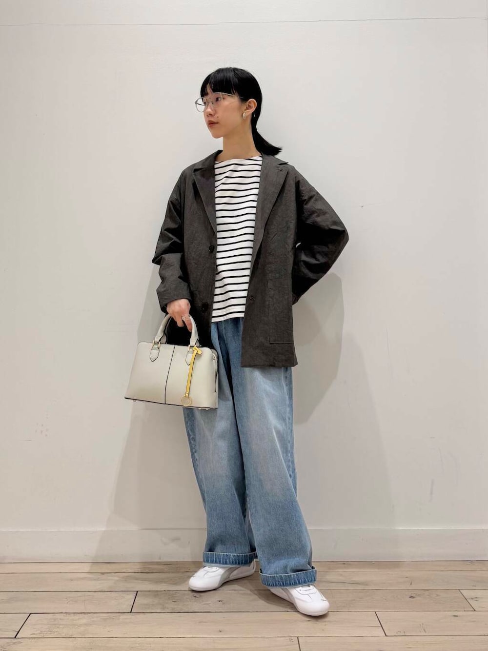 「大人カジュアル、デニム、ジャケット、イージーパンツ、ママコーデ、シンプルコーデ、ボーダー、RODESKO、doors、低身長コーデ、PUMA、30代、ママファッション、ブルベ夏、骨格ナチュラル」｜「かぐれのフェードデニムイージーパンツ（デニムパンツ、ブルー系）」を使った、くどうさん（レディース・157cm）の春コーディネートの1枚目の写真