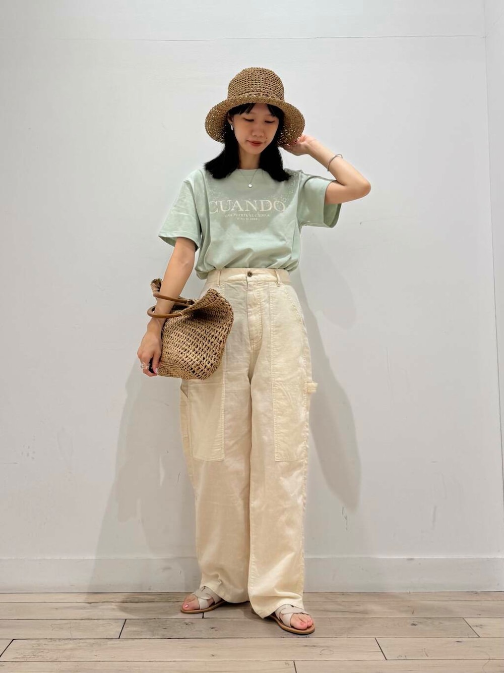 「Tシャツ、ママコーデ、サンダル、RODESKO、ロゴT、SMELLY、ペーパーハット、doors、低身長コーデ、30代、ブルベ夏、骨格ナチュラル、ペーパーバッグ、カジュアル派のtシャツコーデ、私が選ぶセールアイテム25ss」｜「URBAN RESEARCH DOORSのペーパーキリカエバケハ（ハット、ベージュ系）」を使った、くどうさん（レディース・157cm）の夏コーディネートの1枚目の写真