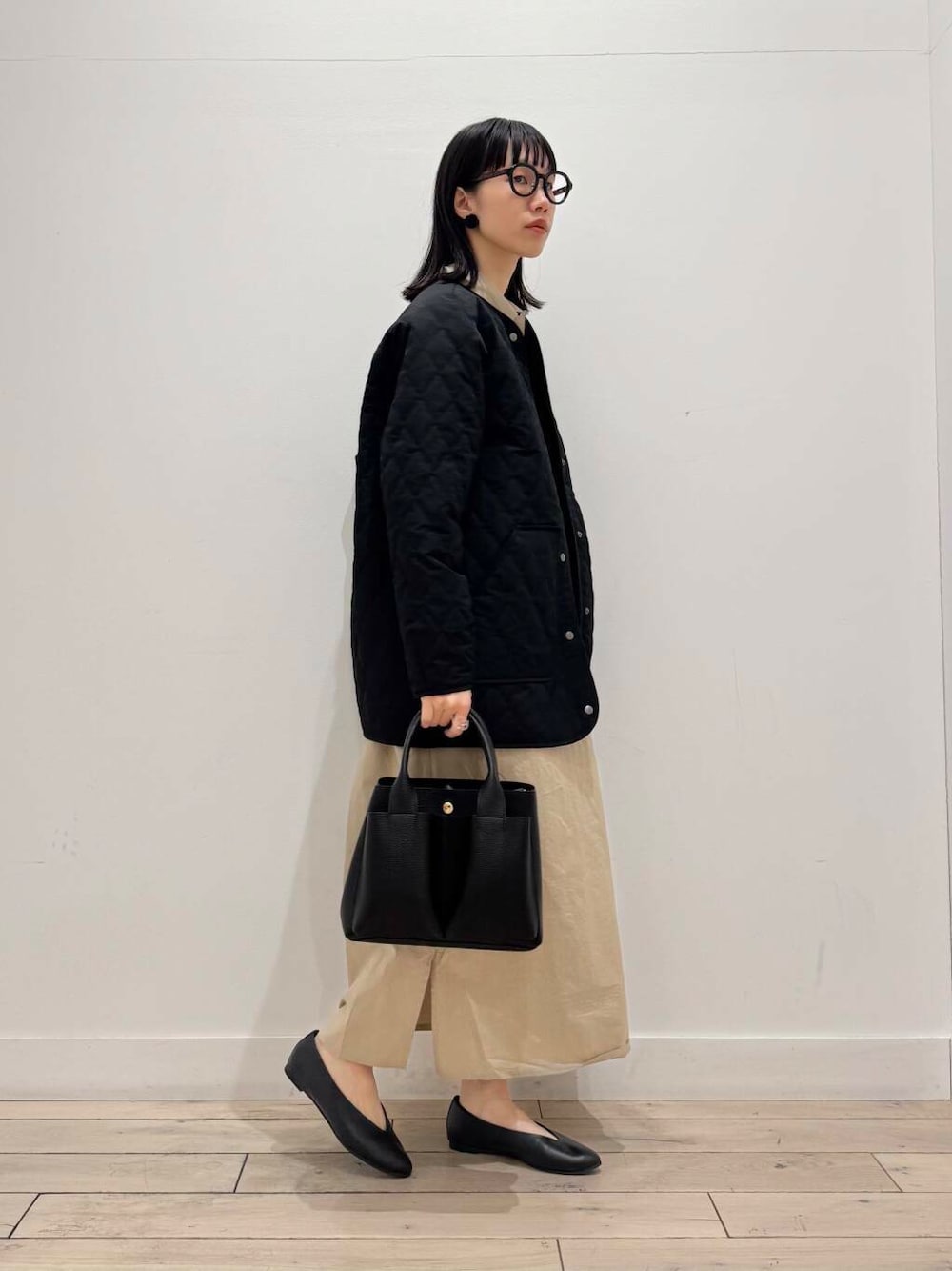 「ワンピース、大人カジュアル、ママコーデ、パンプス、シンプルコーデ、シャツワンピース、RODESKO、トートバッグ、doors、低身長コーデ、シルク、30代、ママファッション、キルトジャケット、ブルベ夏」｜「RODE SKOのプチダブルポケットトートバッグ（トートバッグ、ブラック系）」を使った、くどうさん（レディース・157cm）の冬コーディネートの1枚目の写真
