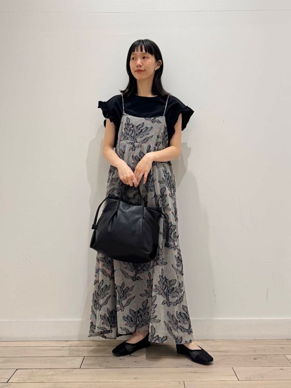 「キャミワンピース、大人カジュアル、ママコーデ、ショルダーバッグ、シンプルコーデ、RODESKO、doors、低身長コーデ、メッシュ、30代、ウォッシャブル、ブルベ夏、インドコットン、メッシュパンプス、骨格ナチュラル」｜「RODE SKOのウォッシャブルミニショルダーバッグ（ショルダーバッグ、ブラック系）」を使った、くどうさん（レディース・157cm）の春コーディネートの1枚目の写真
