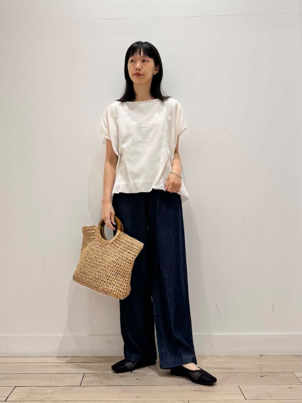 「デニム、イージーパンツ、ママコーデ、RODESKO、レイヤード、SMELLY、doors、低身長コーデ、30代、ブルベ夏、メッシュパンプス、骨格ナチュラル、ペーパーバッグ、夏の涼しげパンツコーデ」｜「RODE SKOのウッドハンドルペーパーバッグ（トートバッグ、ベージュ系）」を使った、くどうさん（レディース・157cm）の夏コーディネートの1枚目の写真