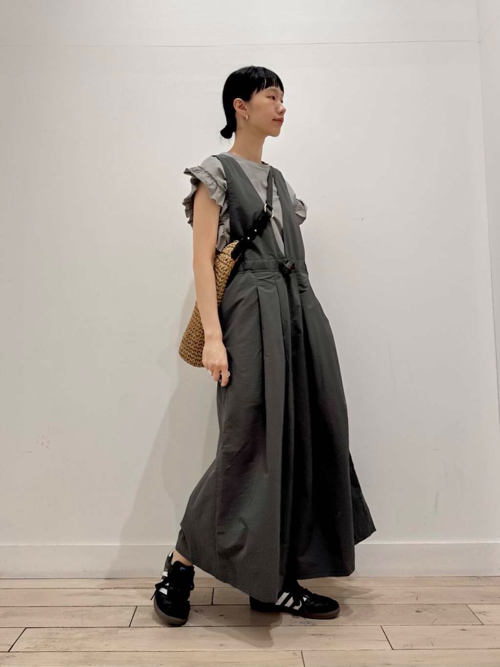 「大人カジュアル、スニーカー、ママコーデ、ショルダーバッグ、ナイロン、シンプルコーデ、RODESKO、サロペット、Gramicci、doors、低身長コーデ、EKAL、30代、ブルベ夏、骨格ナチュラル」｜「Gramicciの『別注』『撥水/2WAY仕様』GRAMICCI　アクティブナイロンサロペット（サロペット/オーバーオール、グレー系）」を使った、くどうさん（レディース・157cm）の春コーディネートの1枚目の写真