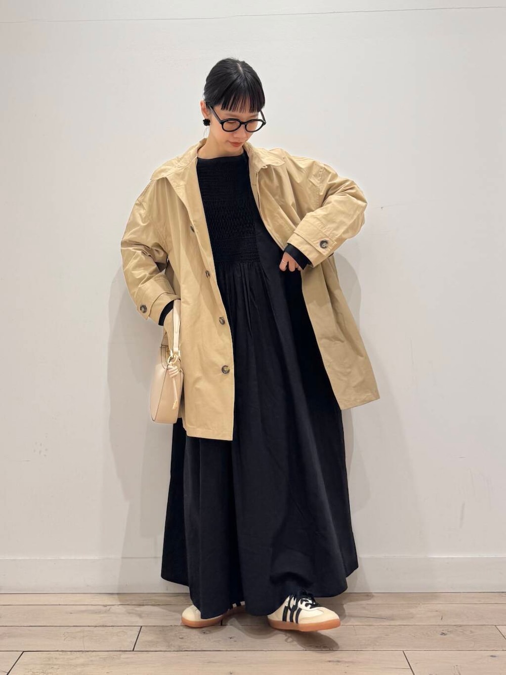 「ワンピース、大人カジュアル、スニーカー、ママコーデ、シンプルコーデ、RODESKO、adidas、スタンドカラー、doors、低身長コーデ、30代、ママファッション、ミドルコート、ワンハンドルバッグ、ブルベ夏」｜「URBAN RESEARCH DOORSのスタンドカラーミドルコート（その他アウター、ベージュ系）」を使った、くどうさん（レディース・157cm）の冬コーディネートの1枚目の写真