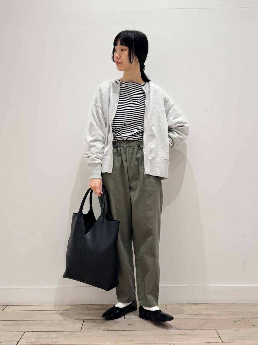 「大人カジュアル、イージーパンツ、ママコーデ、シンプルコーデ、ボーダー、バレエシューズ、RODESKO、トートバッグ、doors、低身長コーデ、30代、ママファッション、ブルベ夏、スウェットカーディガン、春カラーコーデ」｜「URBAN RESEARCH DOORSの『一部WEB限定カラー』コットンスウェットZIPカーディガン（カーディガン/ボレロ、グレー系）」を使った、くどうさん（レディース・157cm）の春コーディネートの1枚目の写真