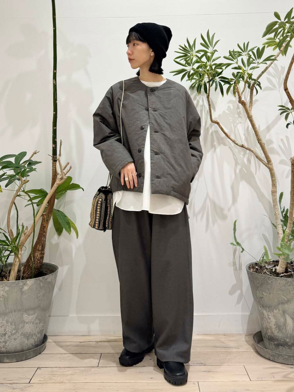 ブラック系のショルダーバッグ、ブラック系のブーツ、グレー系のその他パンツを着用したレディースの秋コーディネートの1枚目の写真