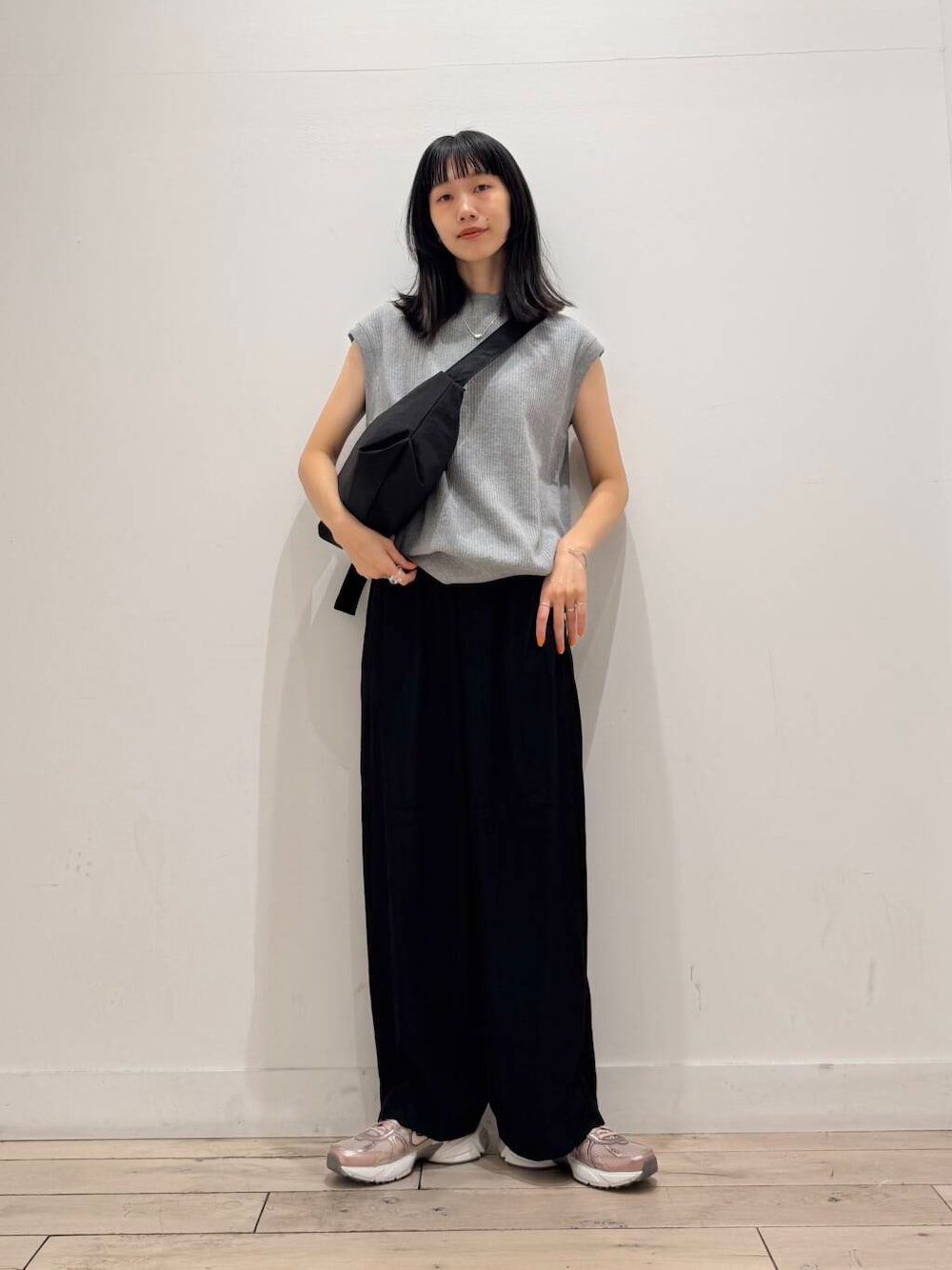 「スニーカー、イージーパンツ、ママコーデ、ショルダーバッグ、FORK&SPOON、NIKE、ノースリーブ、SMELLY、doors、低身長コーデ、30代、ドライタッチ、ブルベ夏、骨格ナチュラル、私が選ぶセールアイテム25ss」｜「SMELLYのSMELLY so’　grain necklace（ネックレス、シルバー系）」を使った、くどうさん（レディース・157cm）の夏コーディネートの1枚目の写真