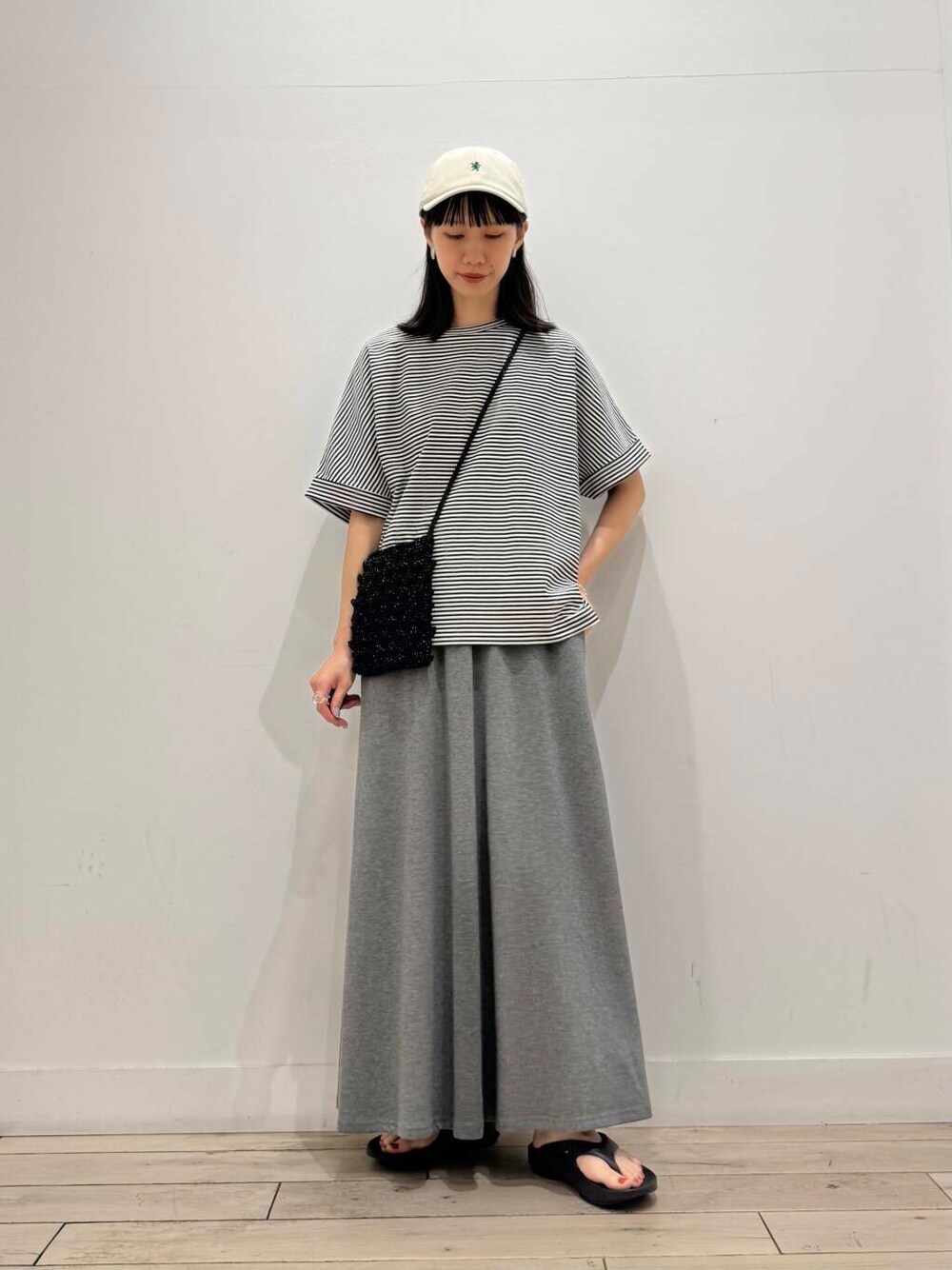 「Tシャツ、ママコーデ、ショルダーバッグ、サンダル、ボーダー、キャップ、RODESKO、SMELLY、OOFOS、doors、低身長コーデ、URTECH、30代、スウェットスカート、ブルベ夏」｜「OOFOSのOOFOS　Ooriginal（サンダル、ブラック系）」を使った、くどうさん（レディース・157cm）の夏コーディネートの1枚目の写真