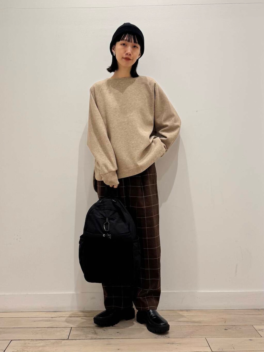 ブラック系のブーツ、ベージュ系のTシャツ/カットソー、ブラウン系のその他パンツを着用したレディースの冬コーディネートの1枚目の写真