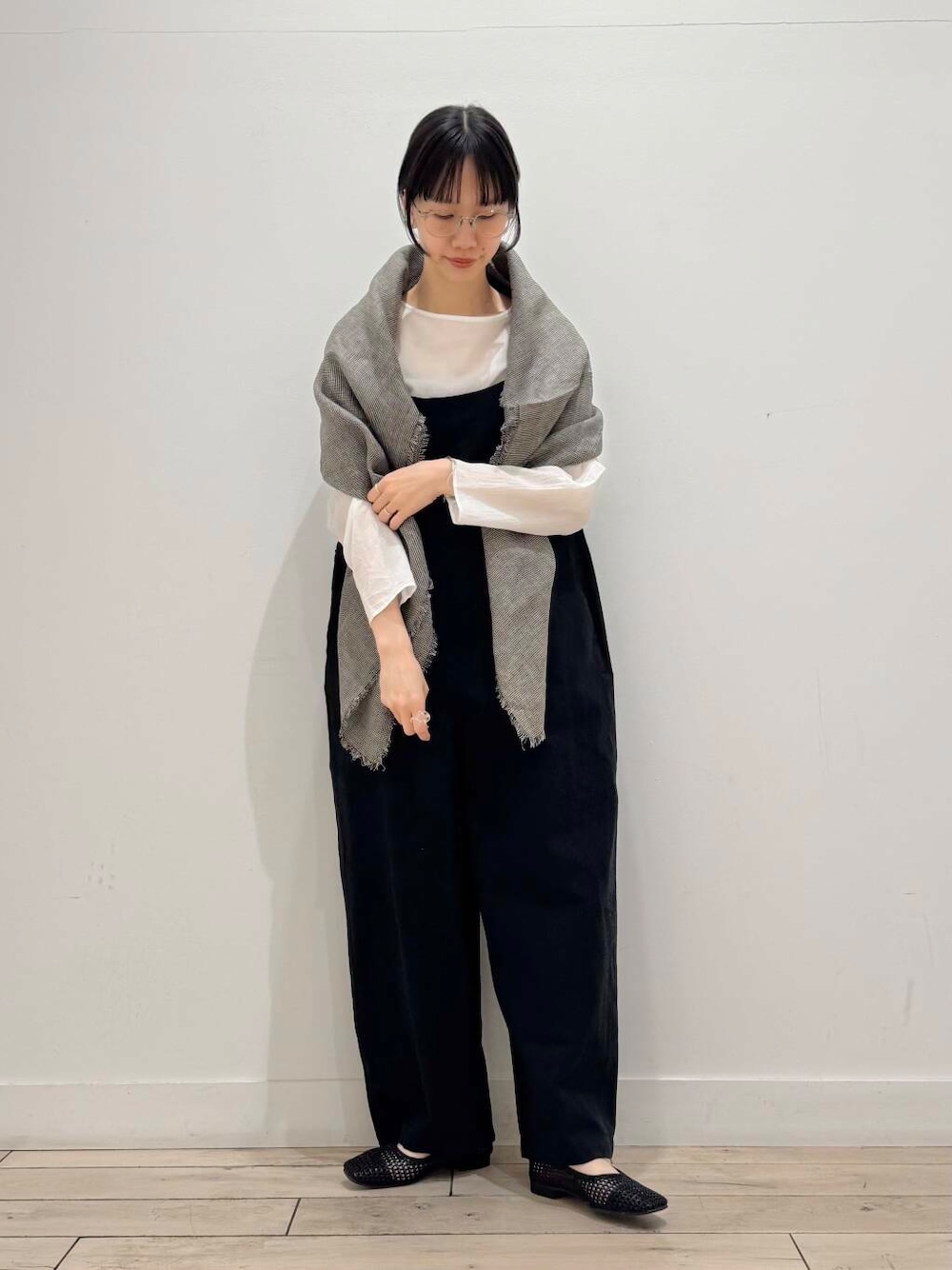 「大人カジュアル、モノトーン、ママコーデ、シンプルコーデ、RODESKO、サロペット、チェックストール、SMELLY、リネン、doors、低身長コーデ、30代、シアーt、ブルベ夏、メッシュパンプス」｜「SMELLYのステンレスレイヤードチェーンバングル（バングル/リストバンド、シルバー系）」を使った、くどうさん（レディース・157cm）の春コーディネートの1枚目の写真