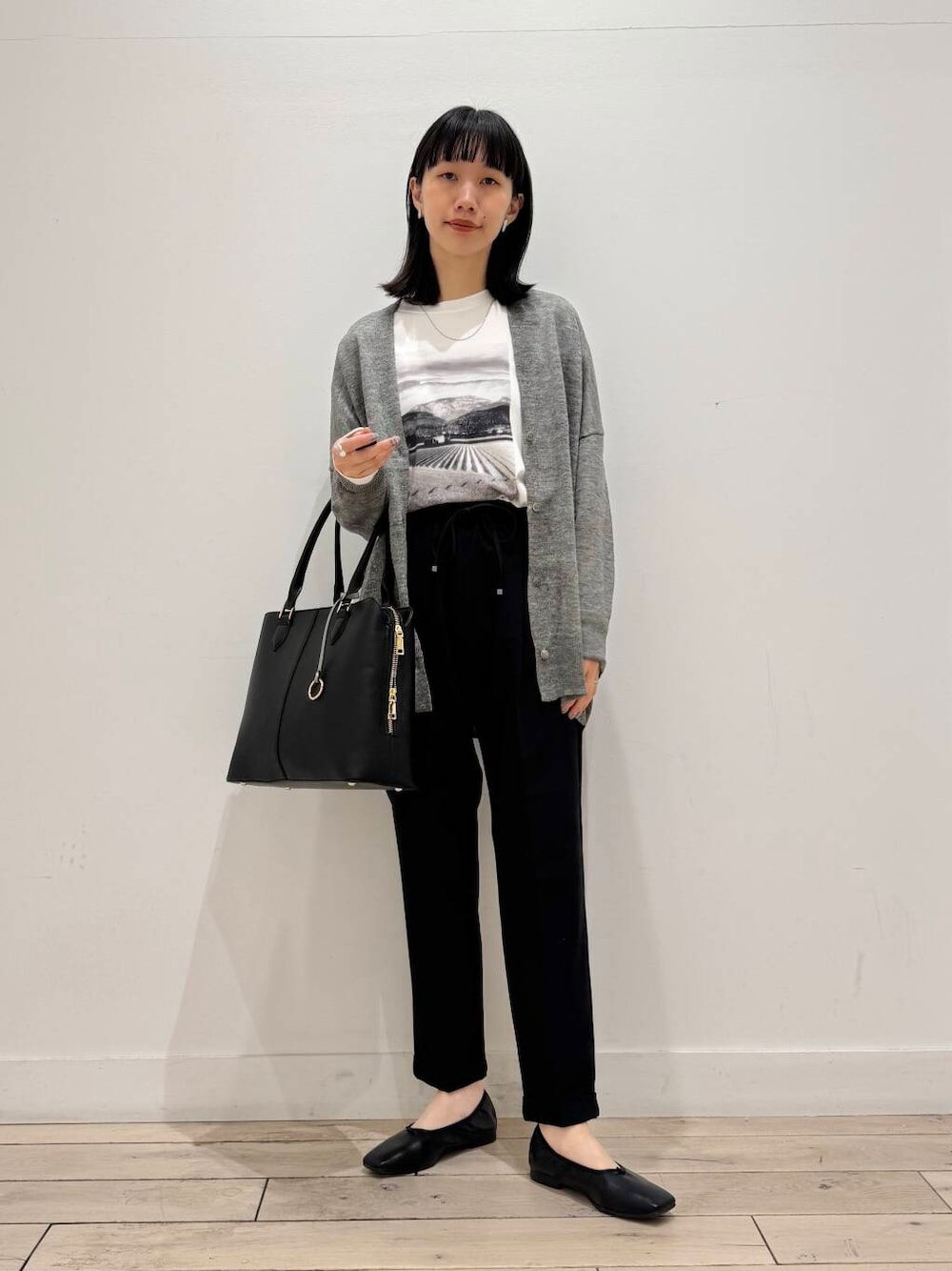 「大人カジュアル、イージーパンツ、ママコーデ、テーパードパンツ、シンプルコーデ、バレエシューズ、RODESKO、トートバッグ、ネックレス、SMELLY、リネン、doors、低身長コーデ、30代、ママファッション」｜「RODE SKOのセンターステッチトートバッグ（トートバッグ、ブラック系）」を使った、くどうさん（レディース・157cm）の春コーディネートの1枚目の写真