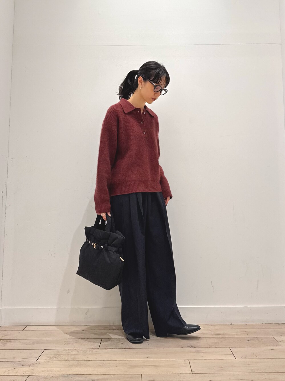 レッド系のニット/セーター、ブルー系のその他パンツ、ブラック系のブーツを着用したレディースの秋コーディネートの1枚目の写真