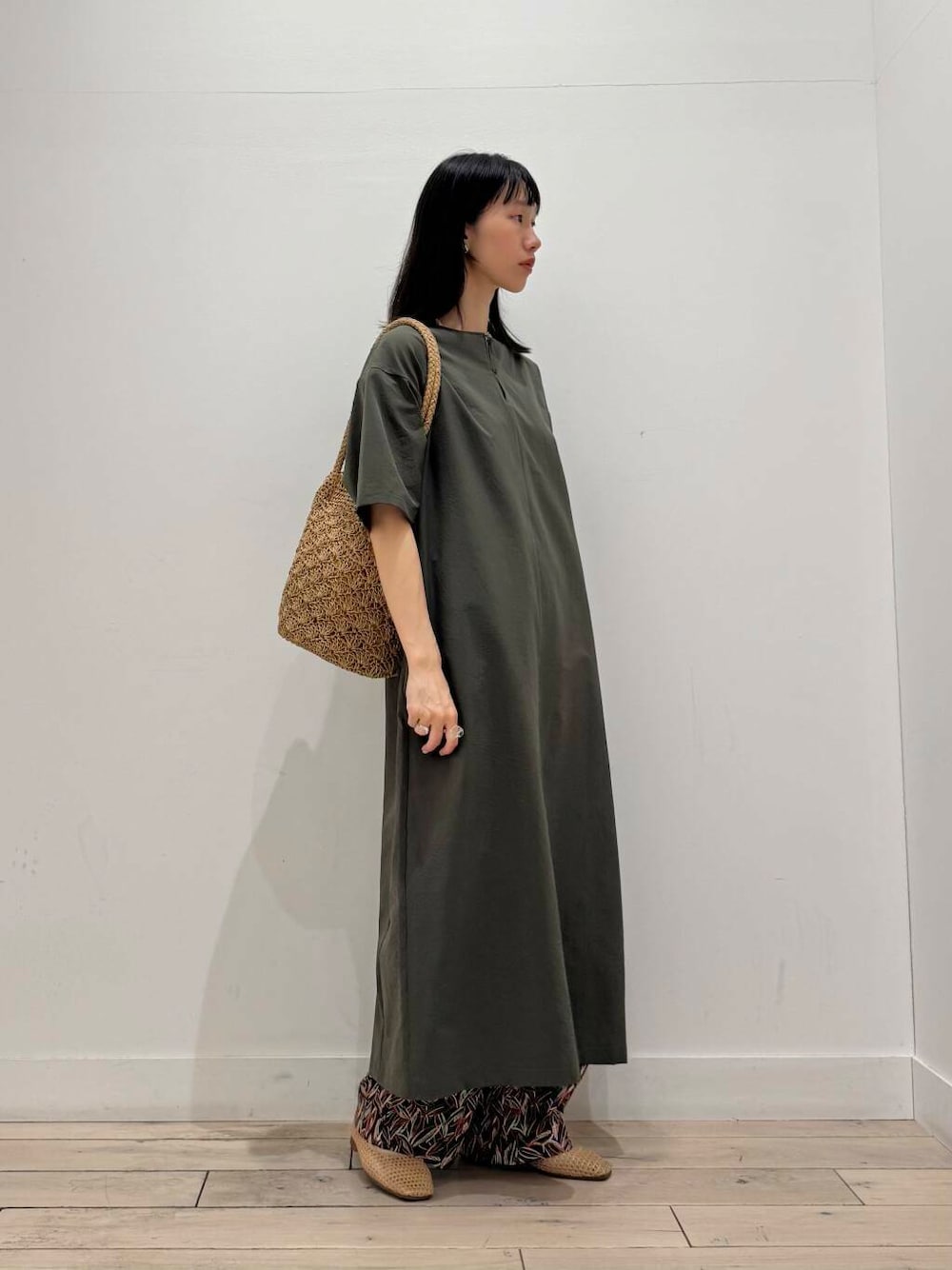 「ワンピース、イージーパンツ、ママコーデ、RODESKO、SMELLY、吸水速乾、doors、低身長コーデ、30代、軽量、ブルベ夏、メッシュパンプス、骨格ナチュラル、ペーパーバッグ、ワンピース×低身長」｜「RODE SKOのペーパーショルダートートバッグ（トートバッグ、ベージュ系）」を使った、くどうさん（レディース・157cm）の夏コーディネートの1枚目の写真