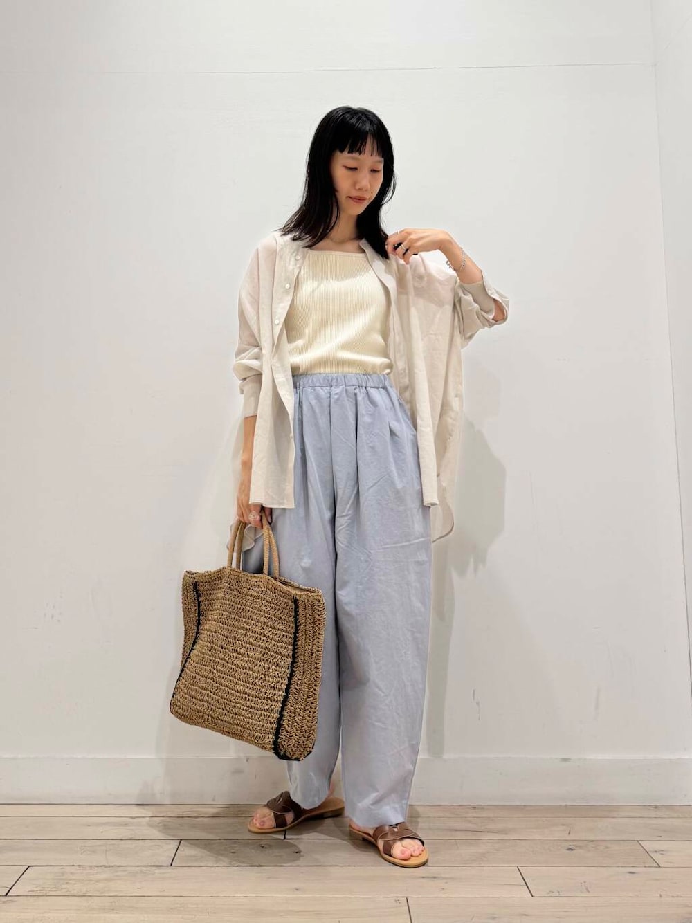 「シャツ、イージーパンツ、ママコーデ、サンダル、SMELLY、タンクトップ、doors、低身長コーデ、30代、ブルベ夏、骨格ナチュラル、サルエルパンツ、ペーパーバッグ」｜「URBAN RESEARCH DOORSのペーパートートバッグ（トートバッグ、ベージュ系）」を使った、くどうさん（レディース・157cm）の夏コーディネートの1枚目の写真