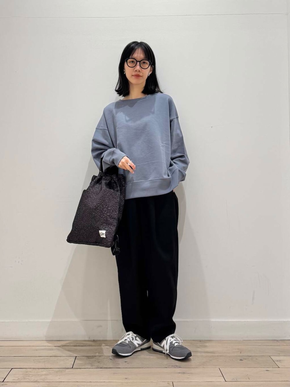 「大人カジュアル、スニーカー、別注、ママコーデ、スウェット、シンプルコーデ、doors、低身長コーデ、コクーンパンツ、30代、newbalance、ママファッション、カラースウェット、ブルベ夏、骨格ナチュラル」｜「URBAN RESEARCH DOORSのスウェットクルーネックプルオーバー（スウェット、ブルー系）」を使った、くどうさん（レディース・157cm）の春コーディネートの1枚目の写真