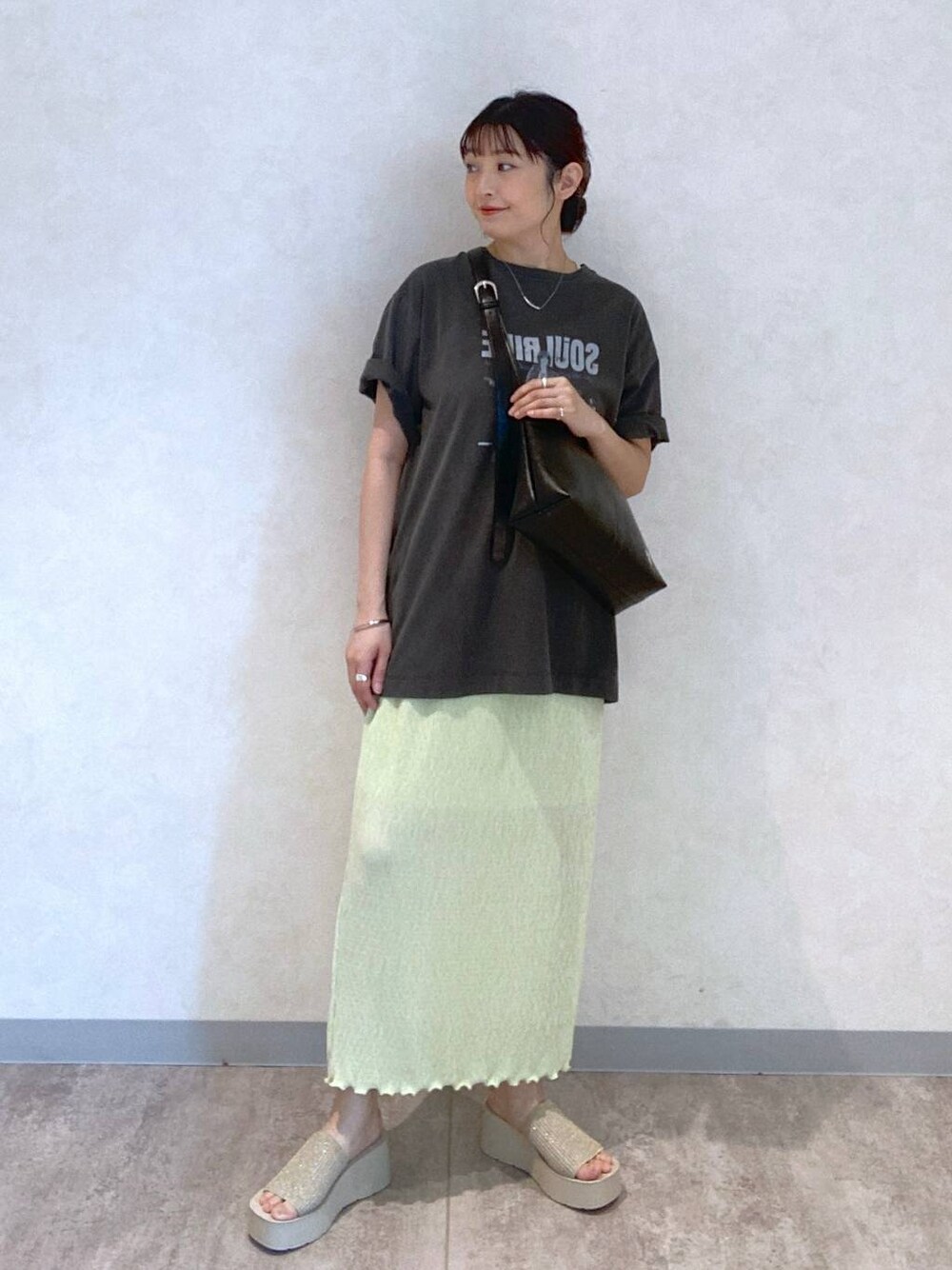 ホワイト系のサンダル、ブラック系のショルダーバッグ、グレー系のTシャツ/カットソーを着用したレディースの春コーディネートの1枚目の写真