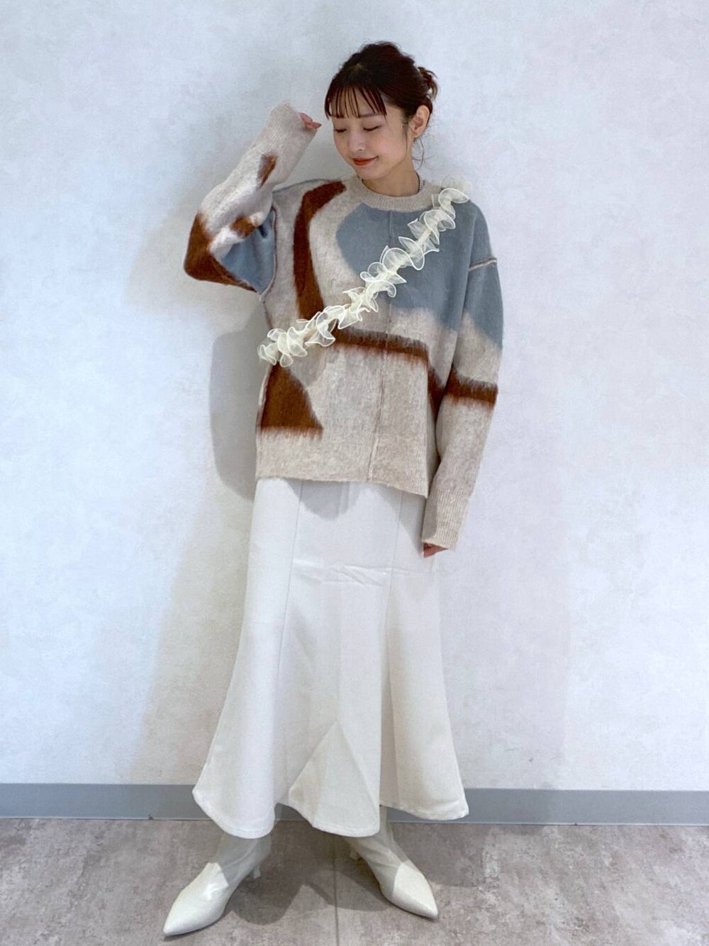 「体型カバー、ラフ、女子ウケ、大人女子カジュアル_LOWRYS FARM、骨格ストレート、着痩せ、カジュアル、パンツ、スカート、着痩せ・細見え、大人カジュアル」｜「Me%の【ストラップシート付き】オーガンジーモバイルショルダーストラップ 107653（スマホグッズ、ホワイト系）」を使った、ayamaruさん（レディース・158cm）の秋コーディネートの1枚目の写真