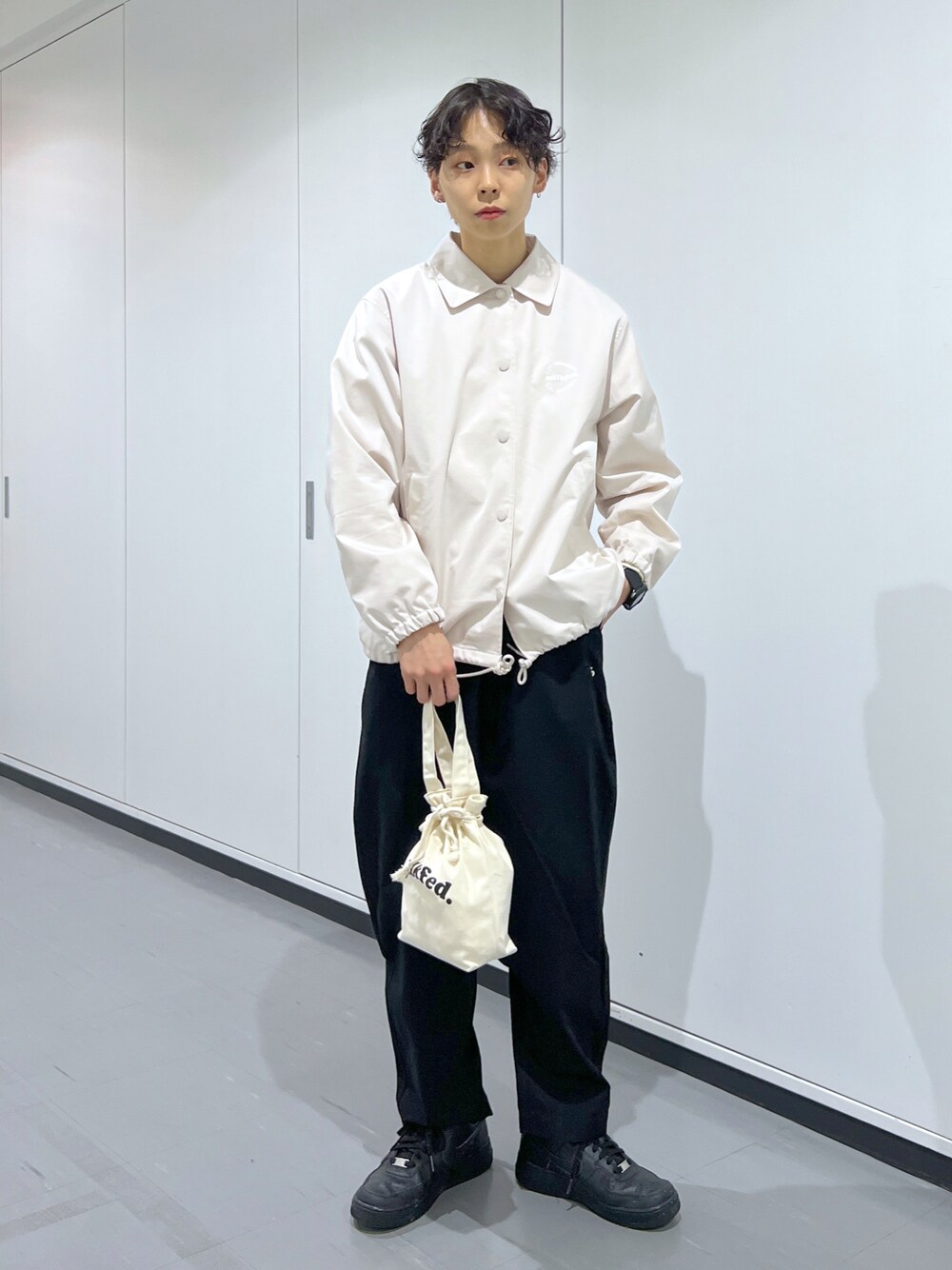 「MILKFED.、ミルクフェド、SILAS、サイラス、ootd、春服、シンプル、カジュアル、メンズライク、コーチジャケット、巾着バッグ」｜「MILKFED.のCOACH JACKET（ブルゾン、ホワイト系）」を使った、今泉 麗華さん（レディース・165cm）の春コーディネートの1枚目の写真