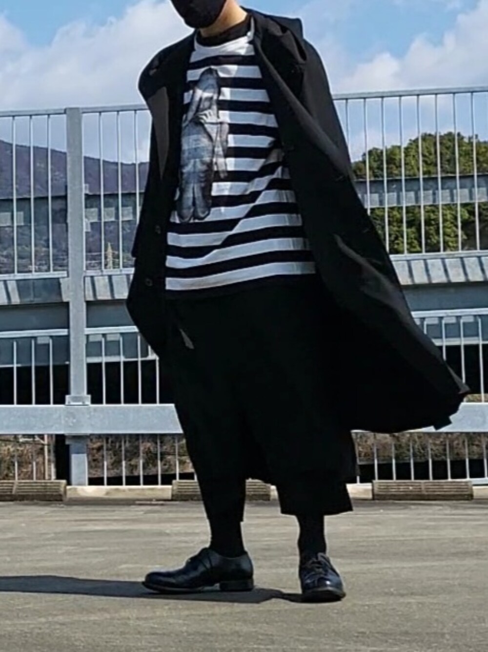 「yohji yamamoto pour homme、yohjiyamamoto、ボーダー、内田すずめ、ラップパンツ、ロンT、モード、モード系、モードスタイル、モノトーン、白、黒、regulation yohji yamamoto、フードコート、拒食と自爆」|「REGULATION Yohji YamamotoのW/GABARDINE HOODED COAT
(その他アウター、ブラック系)」を使った、ryoさん(メンズ・172cm)の冬コーディネートの3枚目の写真