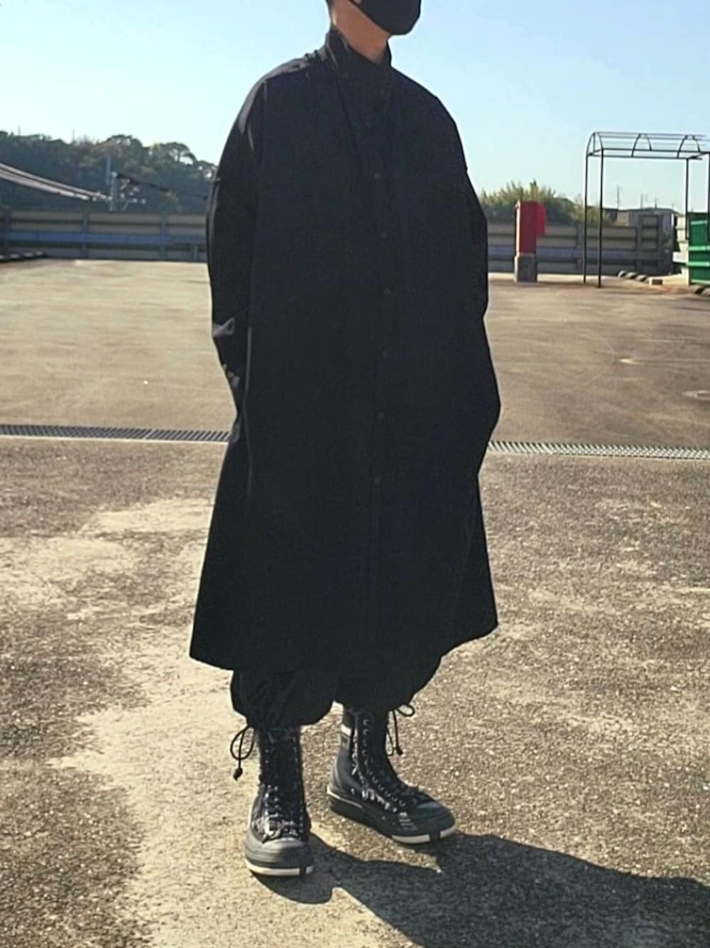 「シンプル、秋のコーデ、黒、オールブラック、モード系、スニーカーコーデ、バルーンパンツ、モード、逆光、yohji yamamoto pour homme、お洒落さんとつながりたい、グランドワイ」｜「Yohji Yamamoto POUR HOMMEのW-ロングB（シャツ/ブラウス、ブラック系）」を使った、ryoさん（メンズ・172cm）の秋コーディネートの1枚目の写真