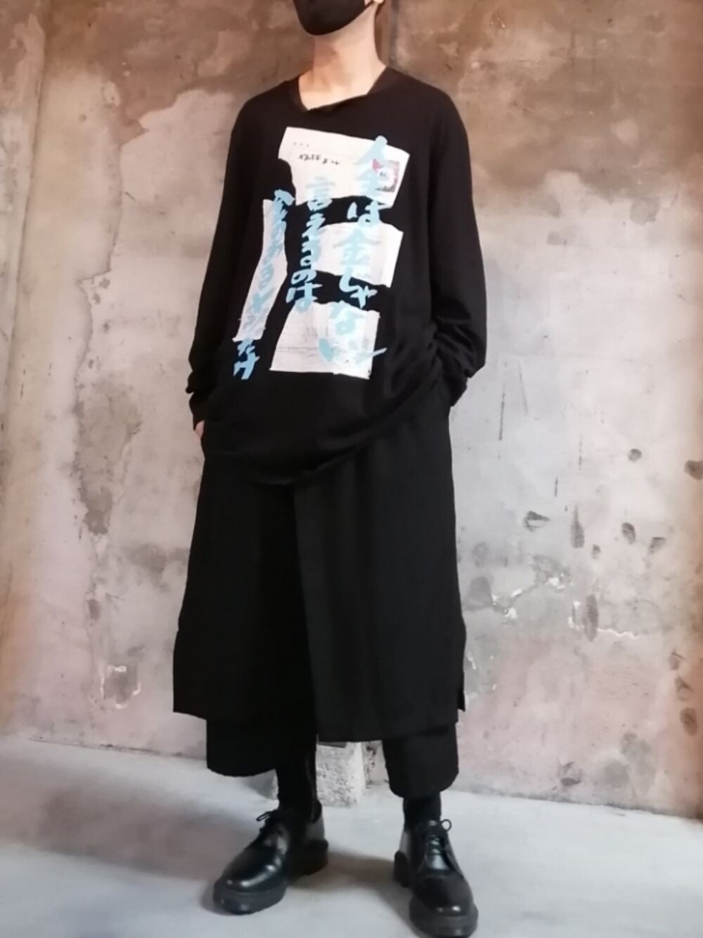 「yohji yamamoto pour homme、yohji yamamoto、モード、モード系、Dr.Martens、オールブラック、ブラック、レイヤードスタイル、きれいめカジュアル、秋服準備はじめました、秋冬コーデ、ロンT、秋のコーデ、オーバーサイズ、キレイめ」｜「Yohji Yamamoto POUR HOMMEの紙メッセージ丸長（Tシャツ/カットソー、ブラック系）」を使った、ryoさん（メンズ・172cm）の秋コーディネートの1枚目の写真