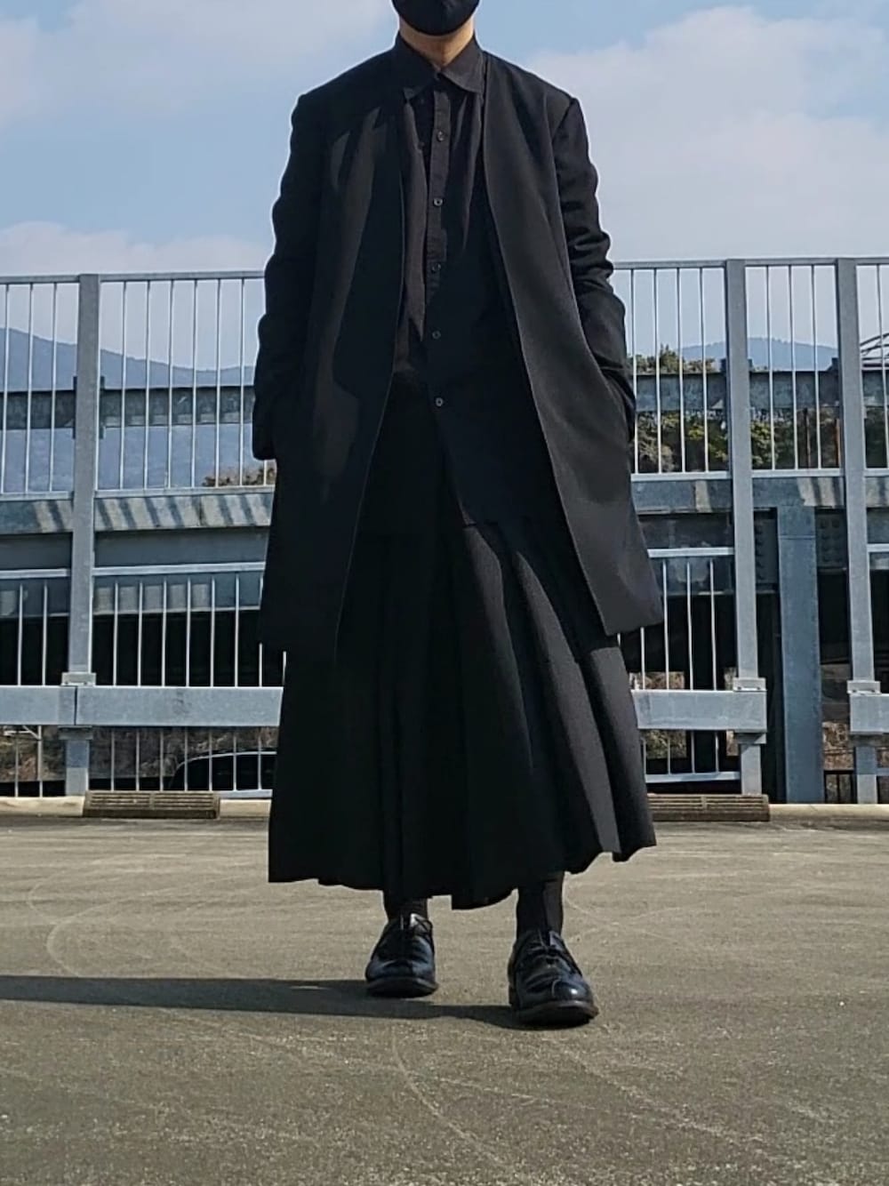 「オールブラック、黒、yohjiyamamotopourhomme、yohjiyamamoto、y's bang on!、モード、モード系、モードスタイル、ノーカラージャケット、袴パンツ、革靴、春アウター、シンプルコーデ、着まわしコーデ」|「Yohji Yamamoto POUR HOMMEのN-ノーカラーJKT(BLACK)
(ノーカラージャケット、ブラック系)」を使った、ryoさん(メンズ・172cm)の冬コーディネートの4枚目の写真