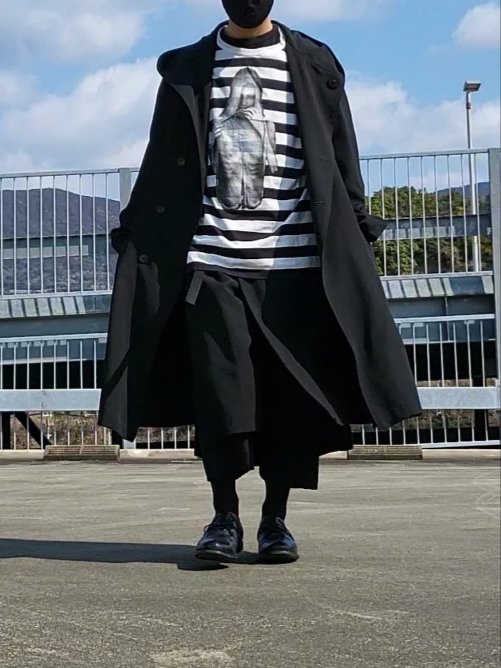 「yohji yamamoto pour homme、yohjiyamamoto、ボーダー、内田すずめ、ラップパンツ、ロンT、モード、モード系、モードスタイル、モノトーン、白、黒、regulation yohji yamamoto、フードコート、拒食と自爆」|「REGULATION Yohji YamamotoのW/GABARDINE HOODED COAT
(その他アウター、ブラック系)」を使った、ryoさん(メンズ・172cm)の冬コーディネートの2枚目の写真