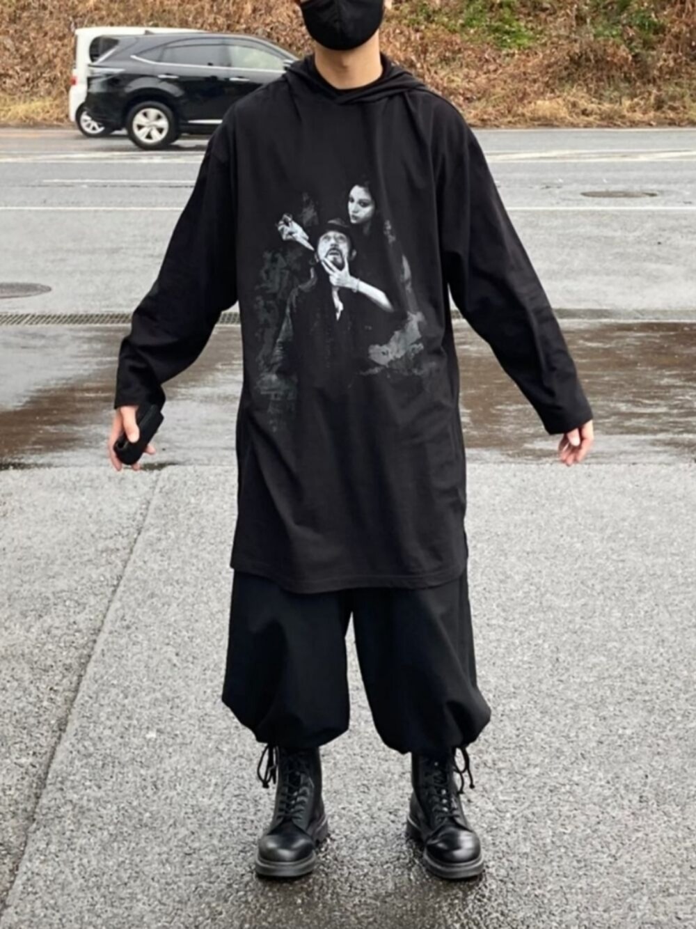 「休日スタイル、シンプル、オールブラック、ブラック、バルーンパンツ、yohji yamamoto pour homme、yohji yamamoto 、ドクターマーチン、秋トレンド2021、ビッグシルエット、パーカー」｜「Yohji Yamamoto POUR HOMMEのアイテム（Tシャツ/カットソー、ブラック系）」を使った、ryoさん（メンズ・172cm）の秋コーディネートの1枚目の写真